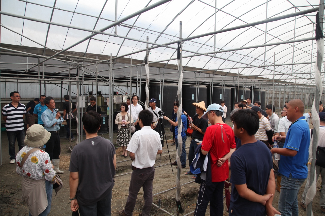 陳蒼鄢農友與其他農友分享肥灌系統操作經驗