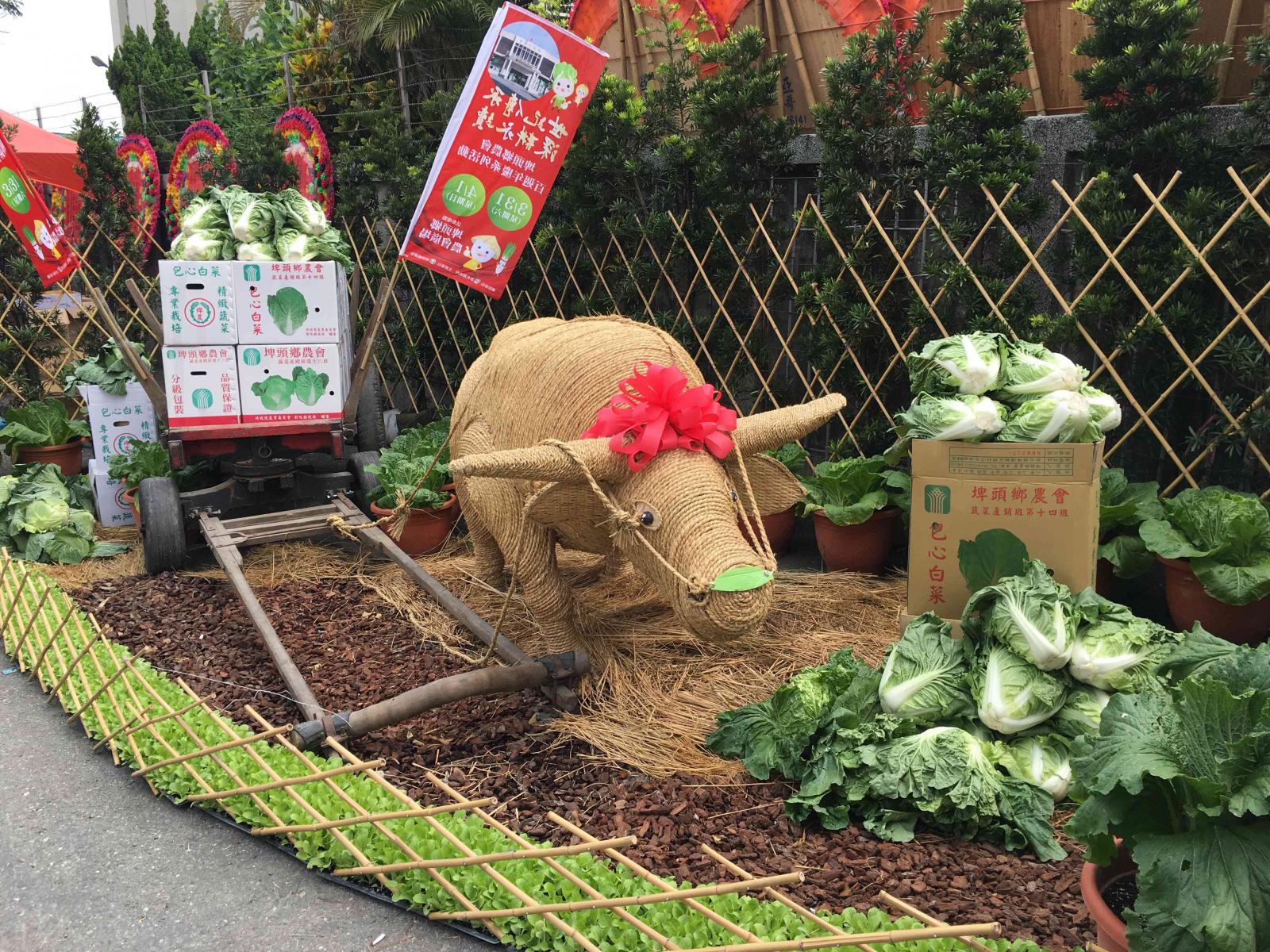 活動現場的裝飾藝術，由稻草和包心白菜的組成，為埤頭鄉最具代表性的水稻與蔬菜產業