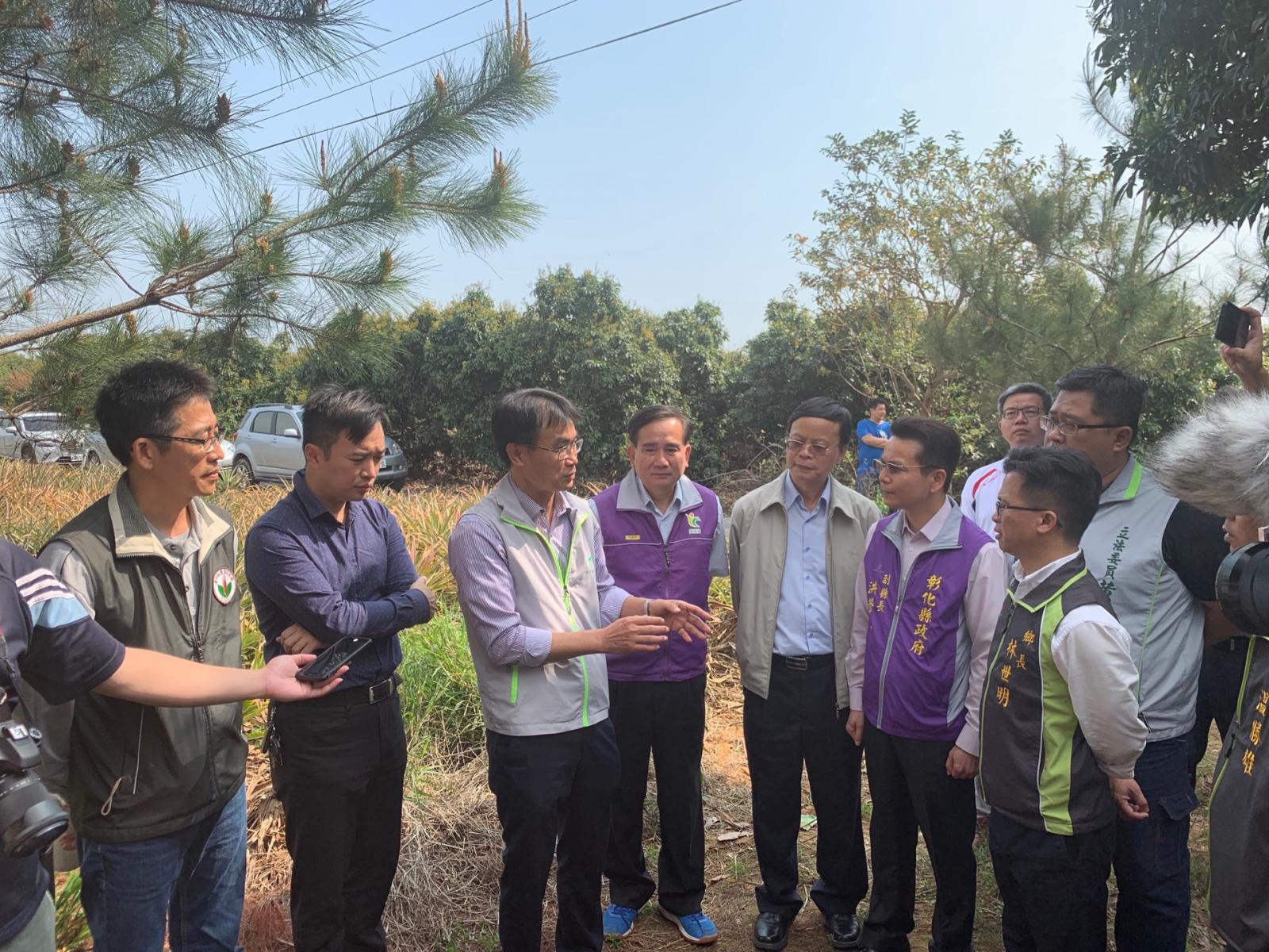 農委會陳吉仲主任委員(左三)關心今年荔枝開花不良情形，並指示相關單位儘速完成災損救助。
