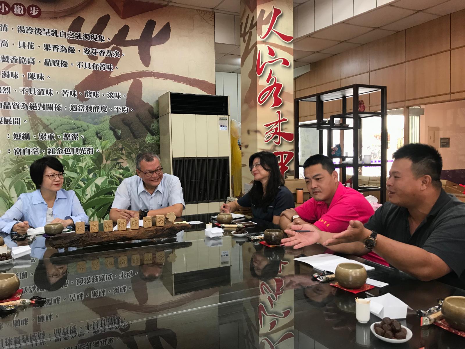 李紅曦場長(左1)率本場同仁拜訪水里鄉農會，與張啟荃總幹事(左2)、莊明學分會長(右2)討論絲瓜專區及安全用藥議題，相談甚歡。