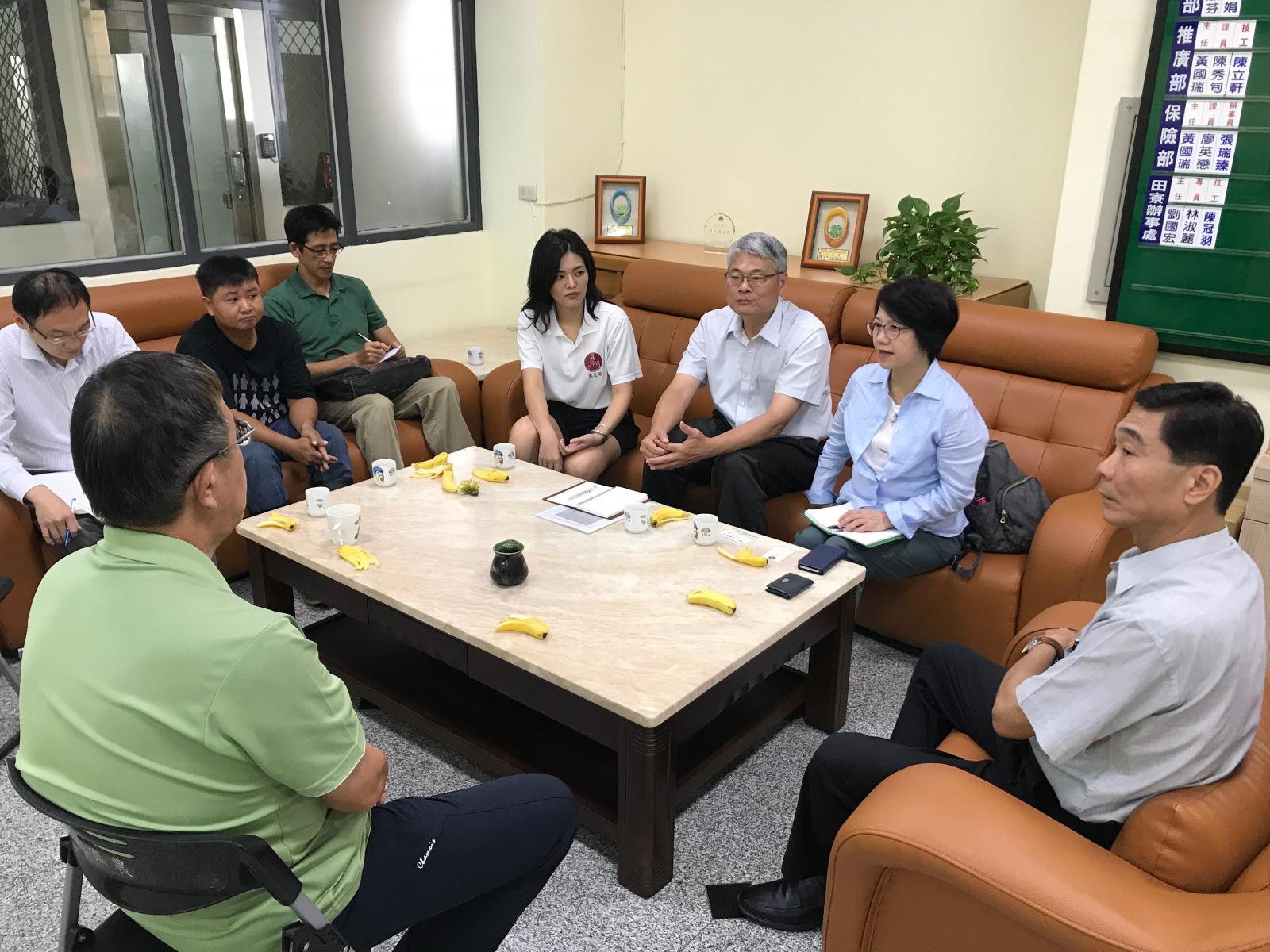 李紅曦場長(右2)向集集鎮農會李崇慶總幹事(右1)說明農業缺工解決方案及現行農民福利政策。