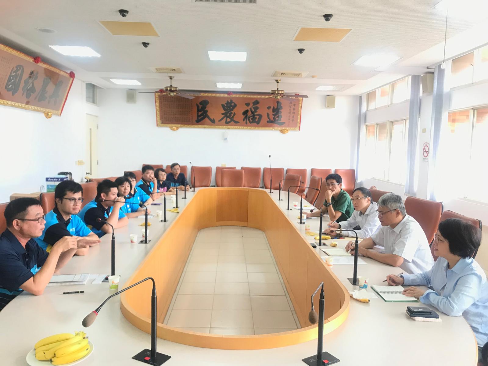 李紅曦場長(右1)率同仁與中寮鄉農會林裕堂總幹事(左1)及吳育任分會長(左2)及青農就當地產業發展進行交流，氣氛融洽。