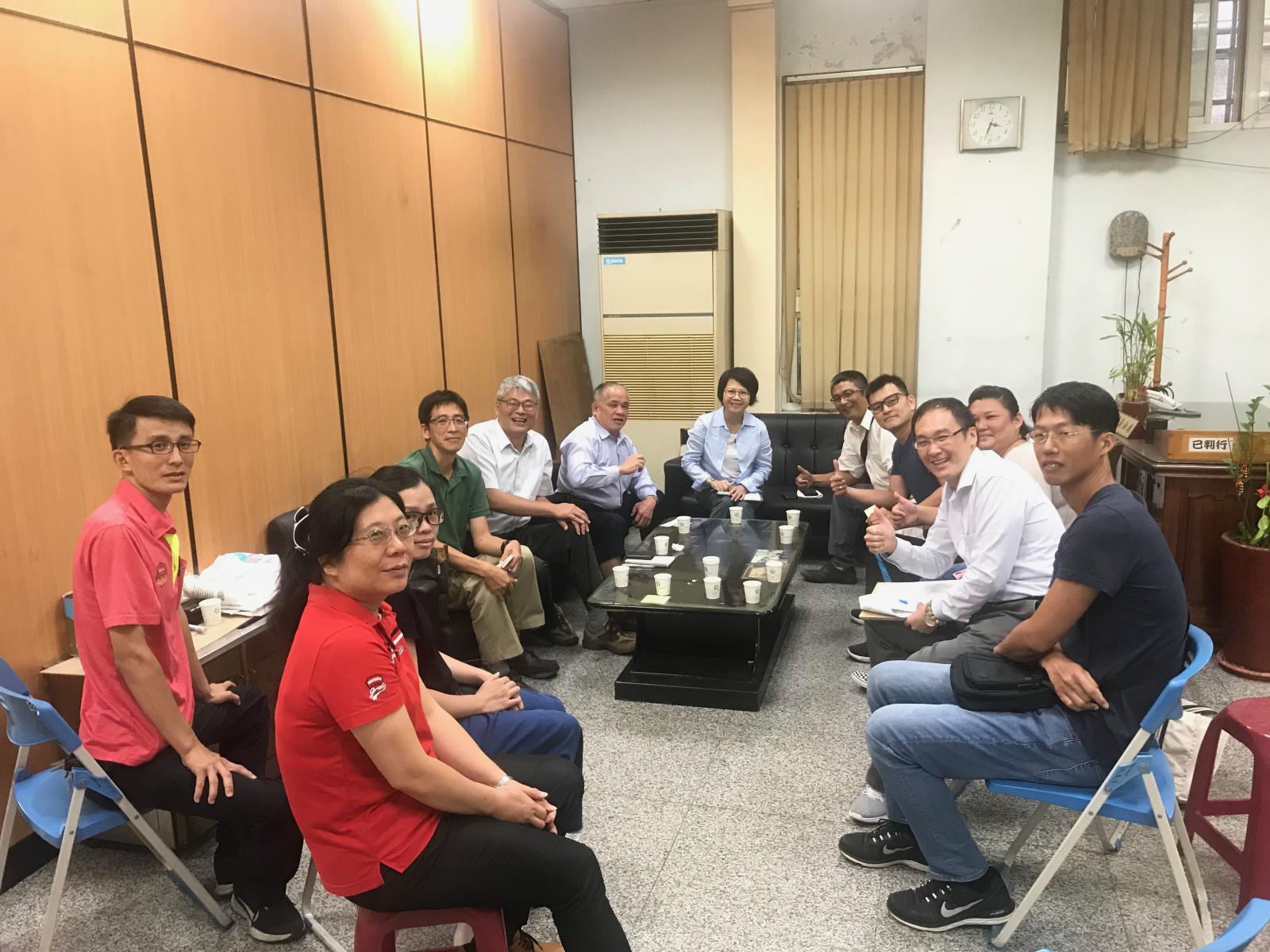 李紅曦場長(右6)拜會南投市農會藍獻謀總幹事(左6)，與在地農友共同研商地區產業現況與未來