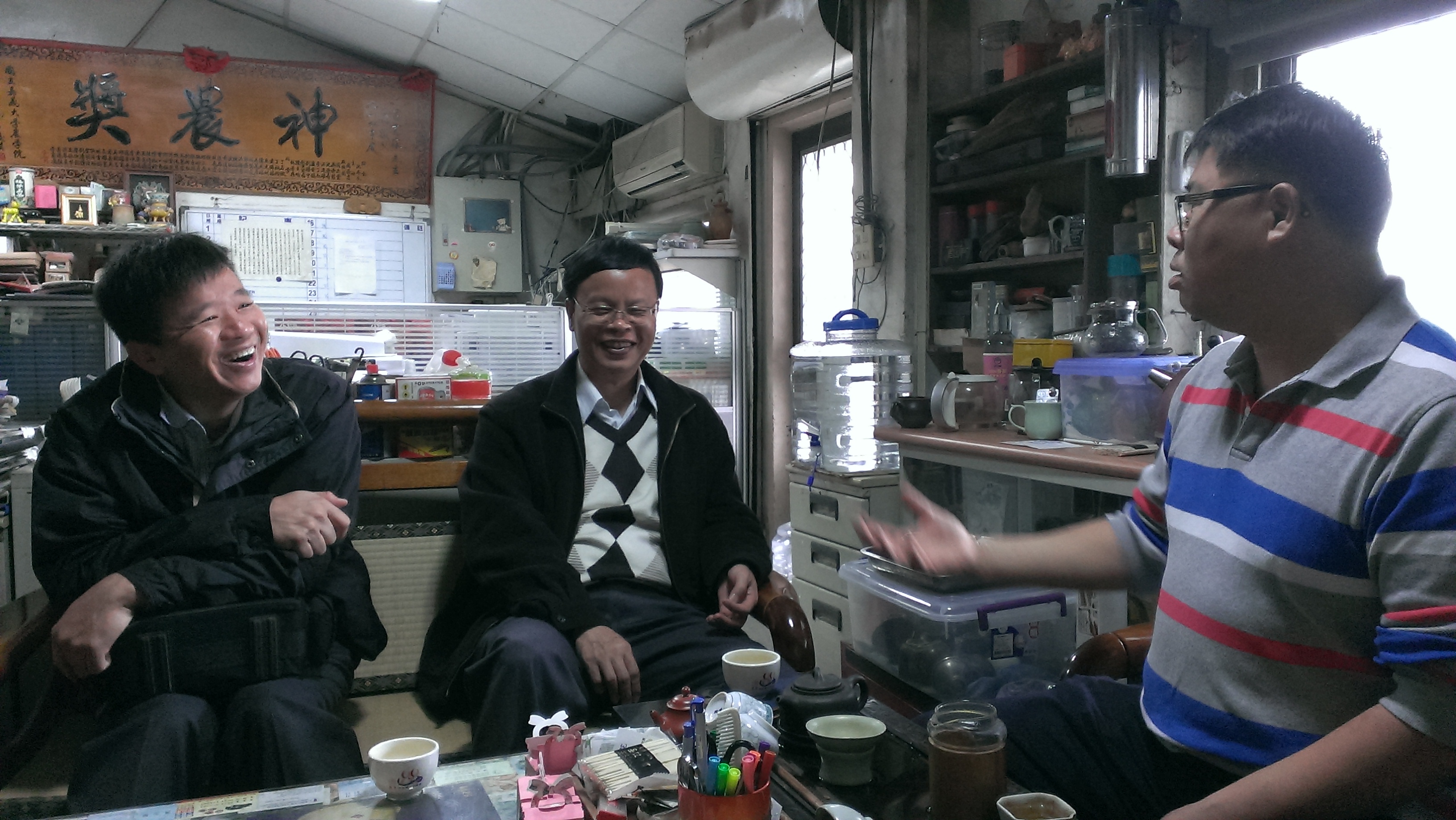 林學詩場長與育家育苗場呂育家先生討論嫁接育苗產業及未來發展方向 