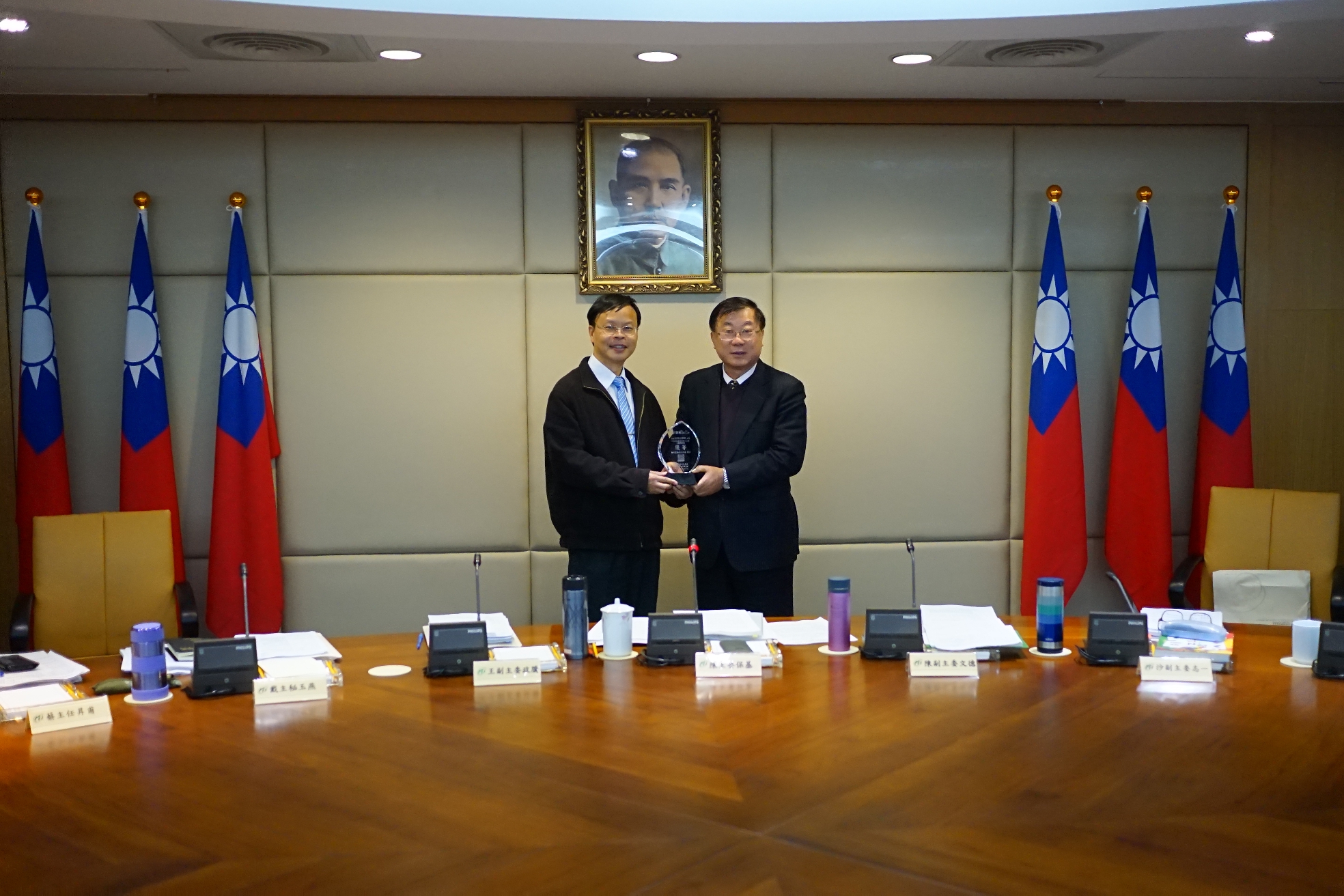 農委會農業主題館建置評選結果，本場玫瑰主題館獲評定為優等，本場林學詩場長1月9日於農委會接受主委頒獎