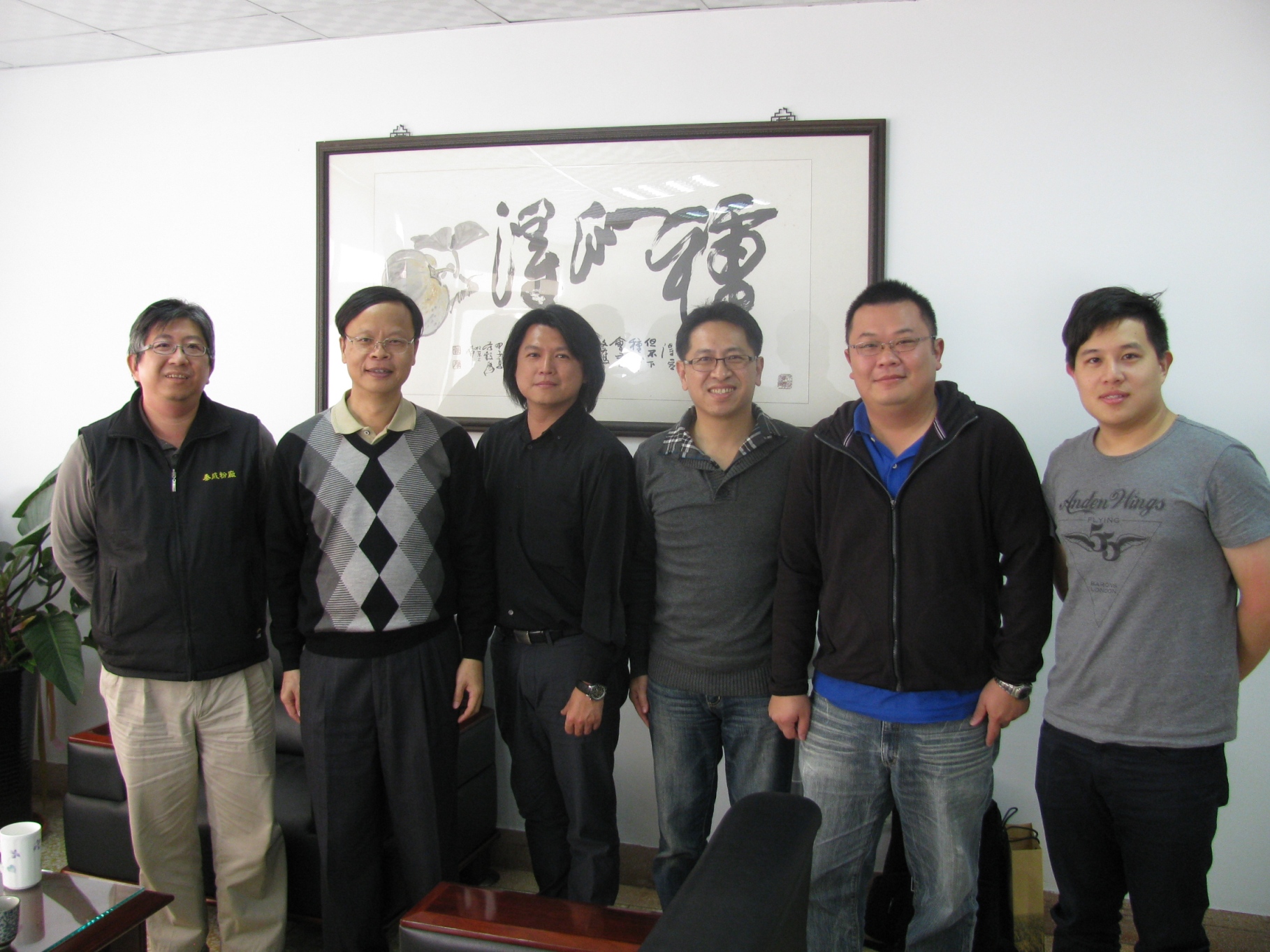 泰成粉廠品研課邱志勳課長 ( 左一 ) 與宏捷食品辜正慕總經理 ( 左三 ) 等拜訪林學詩場長，討論小麥應用、推廣及未來可共同合作之事宜