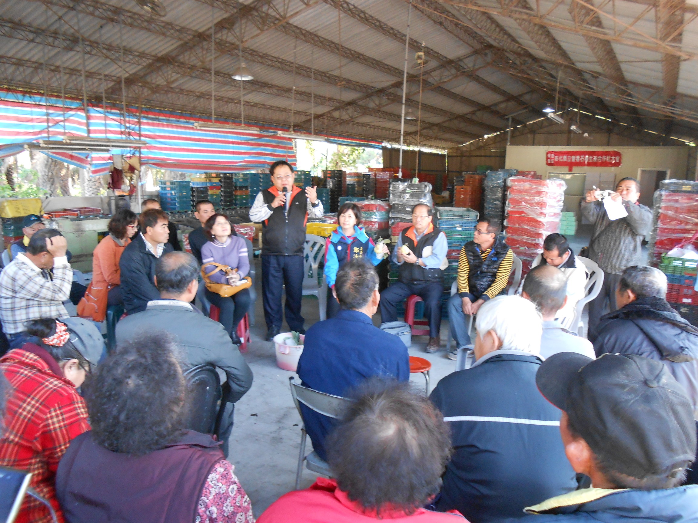 104 年 1 月 14 日在彰化溪州番石榴凍傷說明會中，鄭汝芬立委與本場高德錚副場長檢視農友帶來有紅色斑點之番石榴果實，並由高副場長為農友們說明番石榴果實紅色斑點發生的可能原因，並推薦果農施用有機肥以加強樹體營養及抵抗力