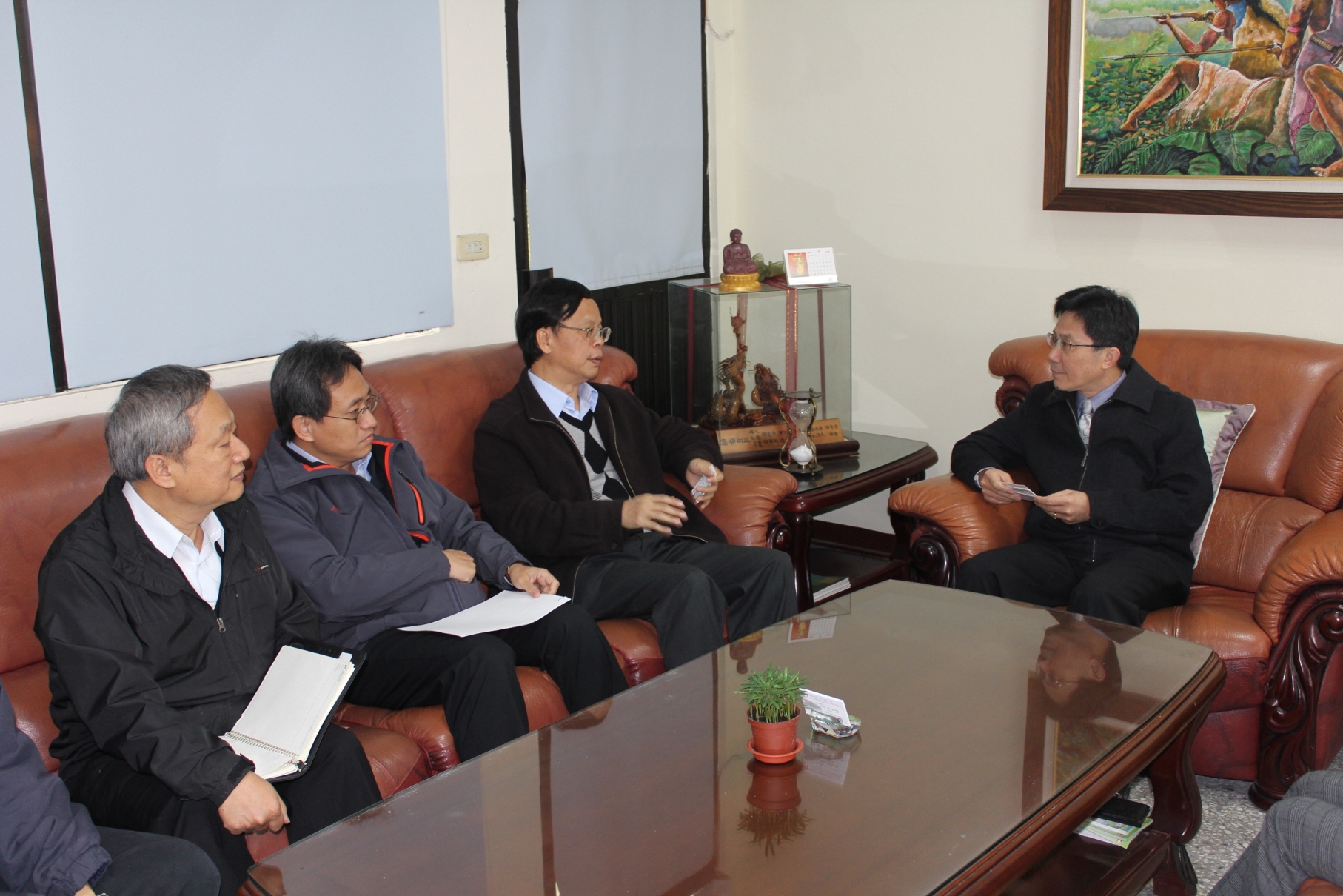 本場林學詩場長 ( 左三 ) 、農委會郭坤 峯 科長 ( 左二 ) 與員林農工廖宏瑩校長 ( 右一 ) 討論農業技職教育現況及推動 職涯探索事宜