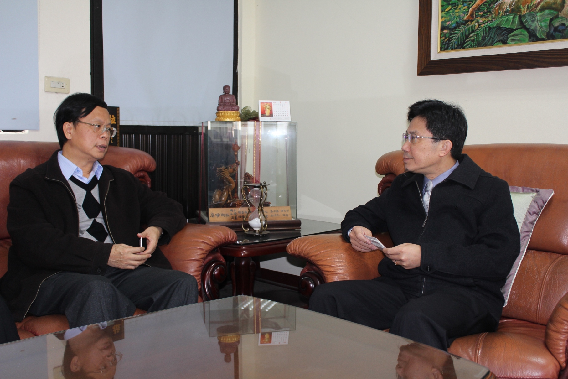 廖宏瑩校長 ( 右一 ) 說明員林農工教學特色與學生發展 