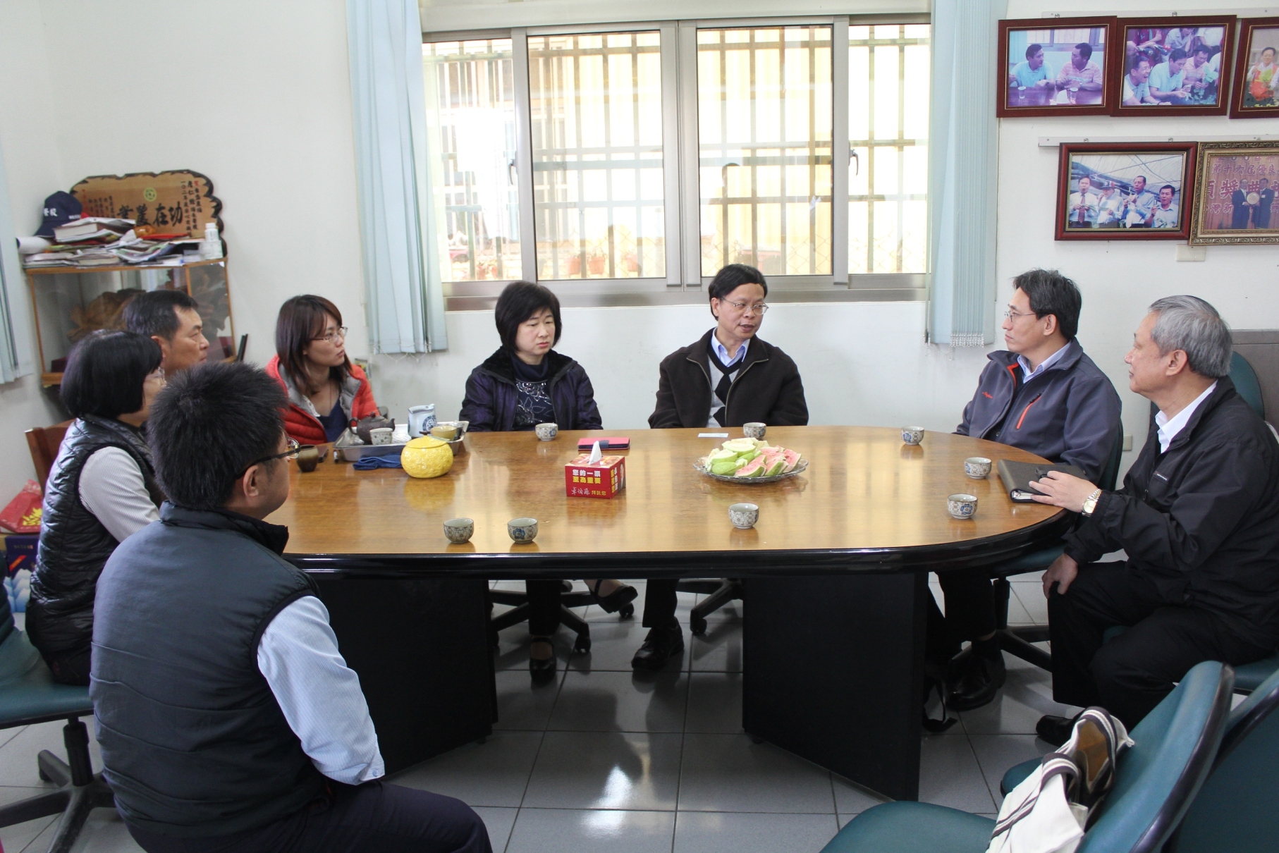 本場林學詩場長 ( 右三 ) 、農委會郭坤峯科長 ( 右二 ) 與永靖鄉農會林秀惠總幹事（右四）討論在地產業及農場實習相關事宜