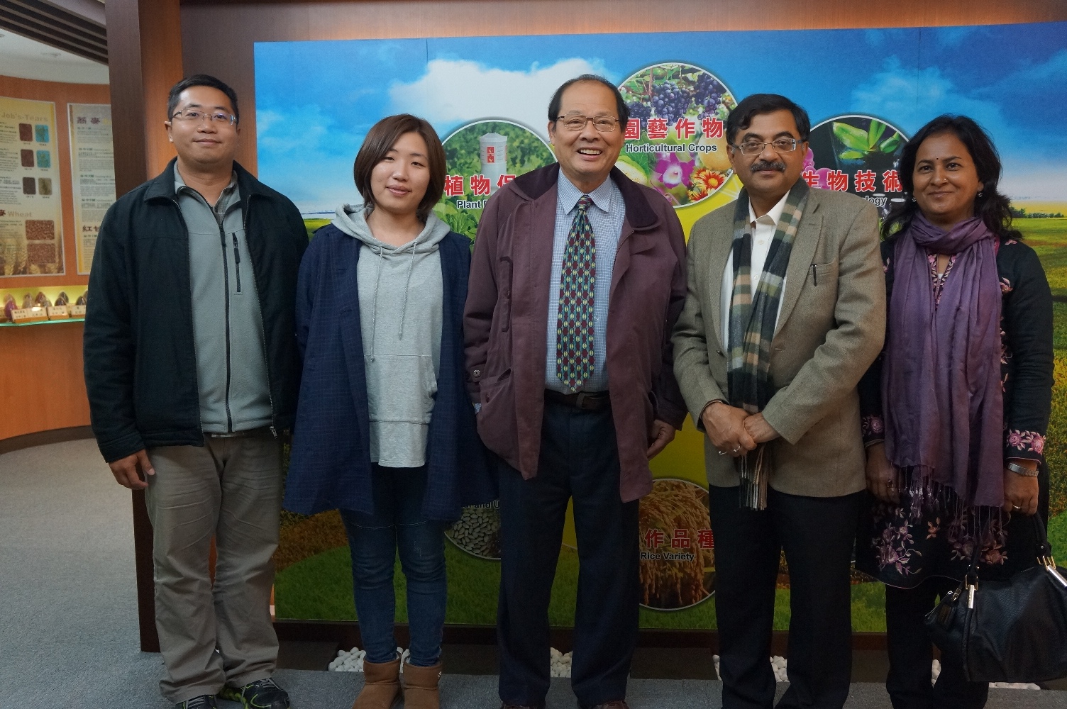 臺中區農業改良場高德錚副場長於104年1月21日接待印度國會議員Tarun Vijay及夫人乙行2人參訪本場 