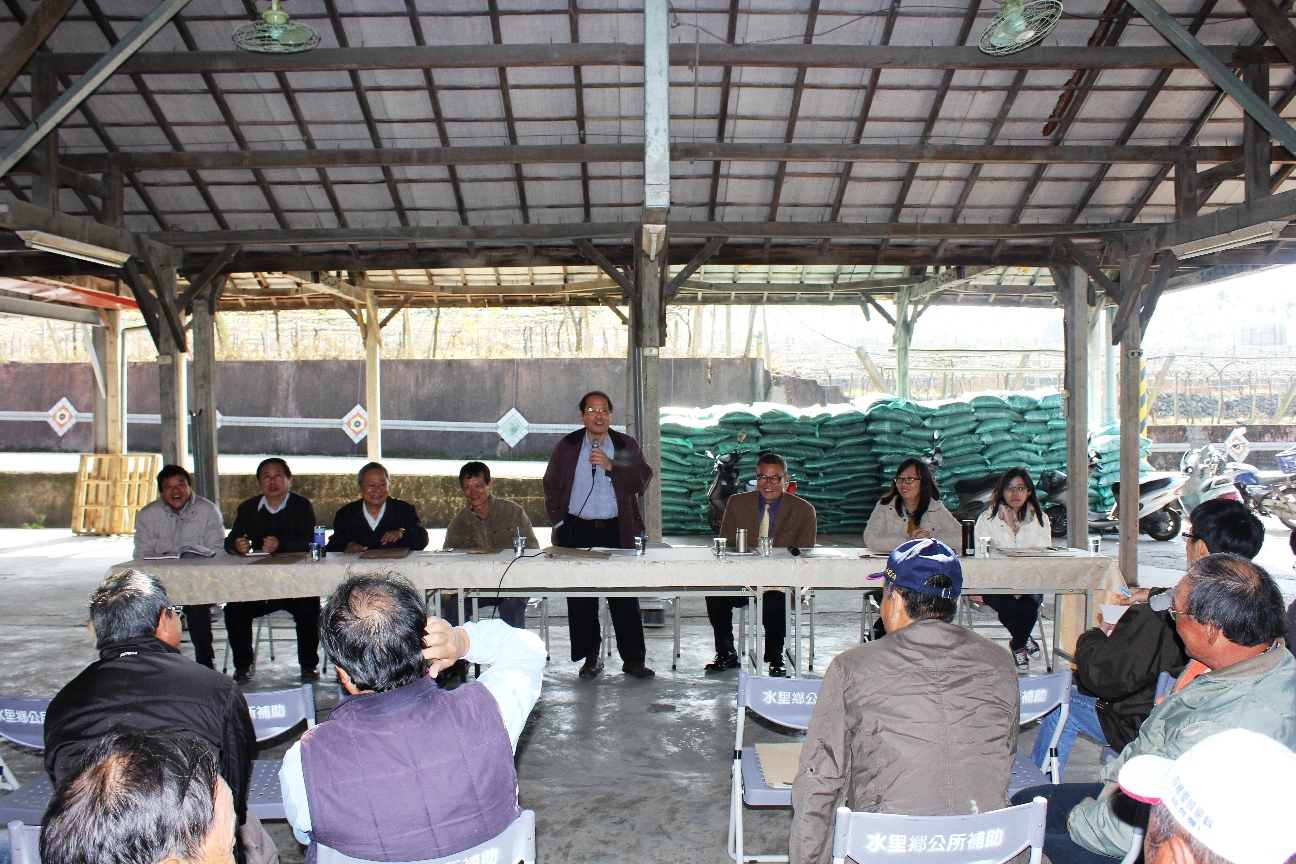 本場高德錚副場長（右四）及水里鄉農會張啟荃總幹事（右三）及 果樹產銷班第 1 班白坤山班長（左四）共同主持座談會 