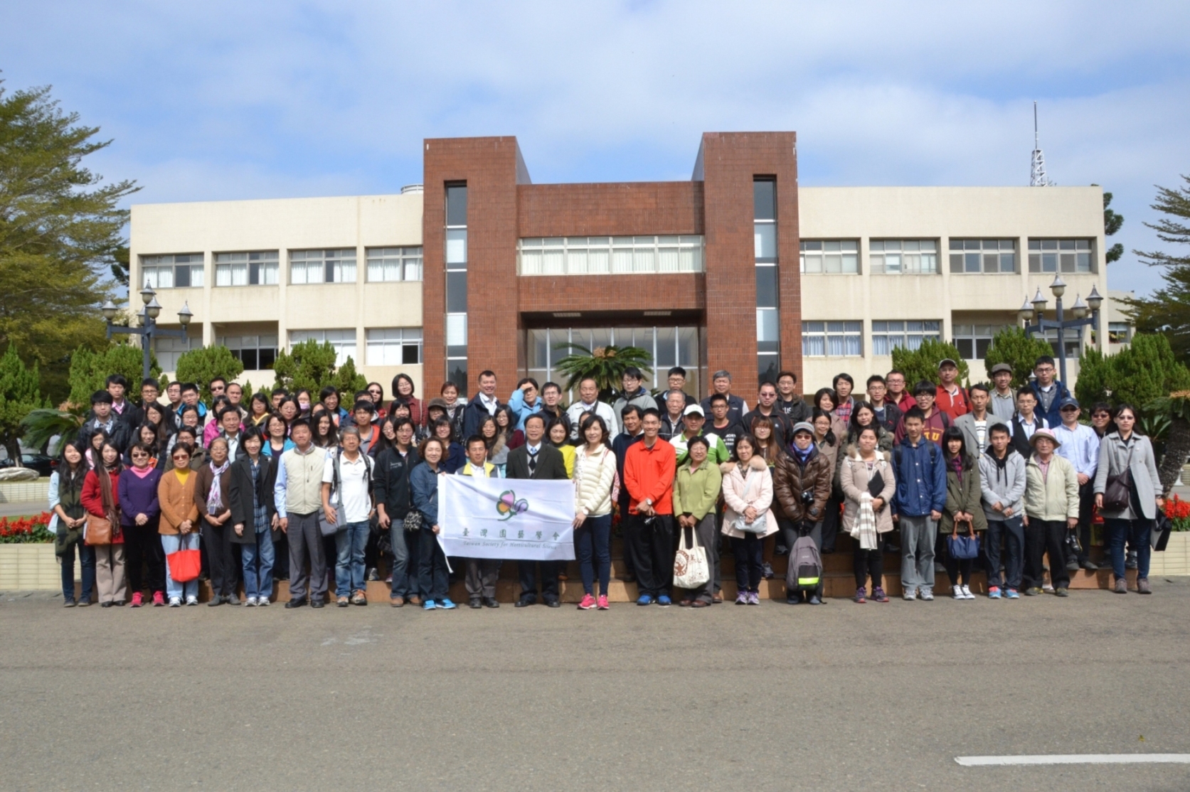 林學詩場長歡迎臺灣園藝學會會友來場參訪