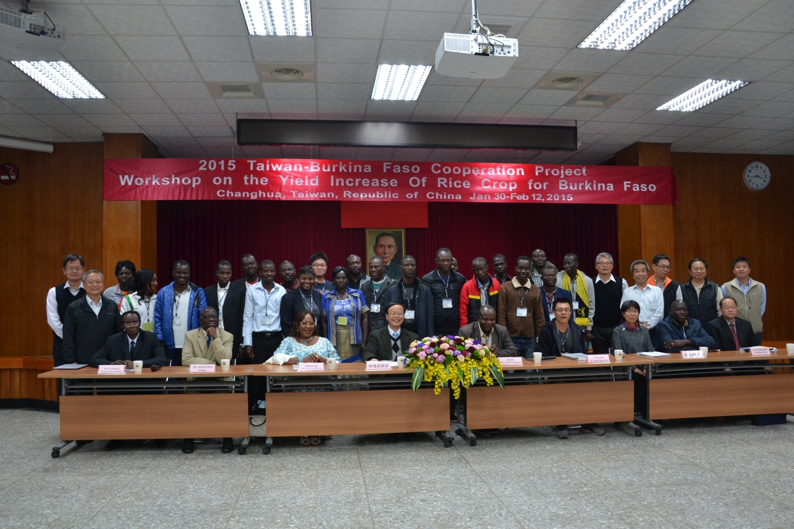 林學詩場長與布吉納法索大使夫婦及 13 國行政區派來的農業人員合照留影紀念