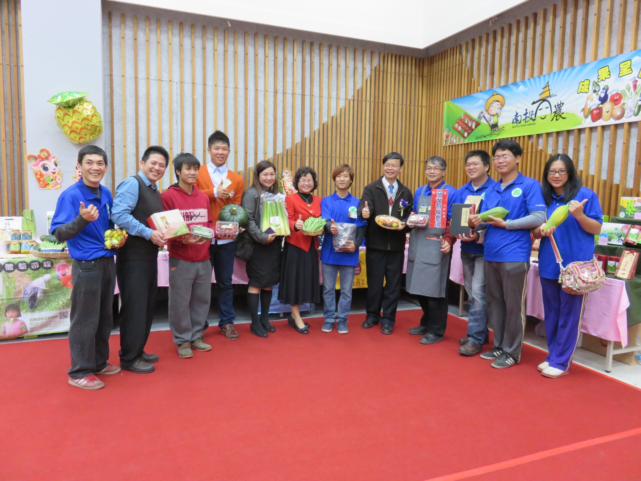 南投縣青年農民向本場林學詩場長 ( 右五 ) 、南投縣政府農業處林美珠副處長 ( 左六 ) 展現青年農民成果與活力 