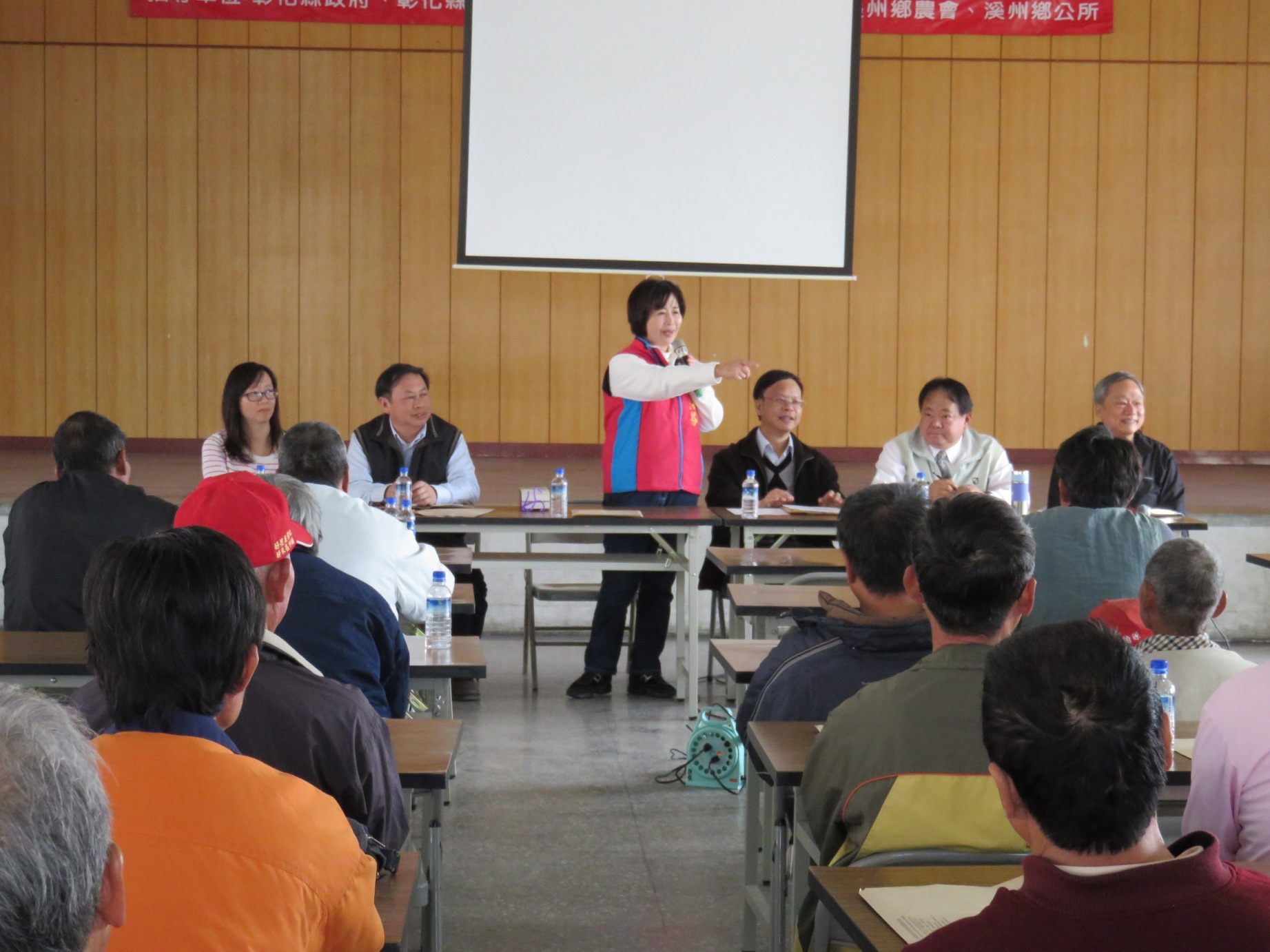 立法委員鄭汝芬委員蒞臨現場關心農友栽培生產問題，並加以鼓勵 