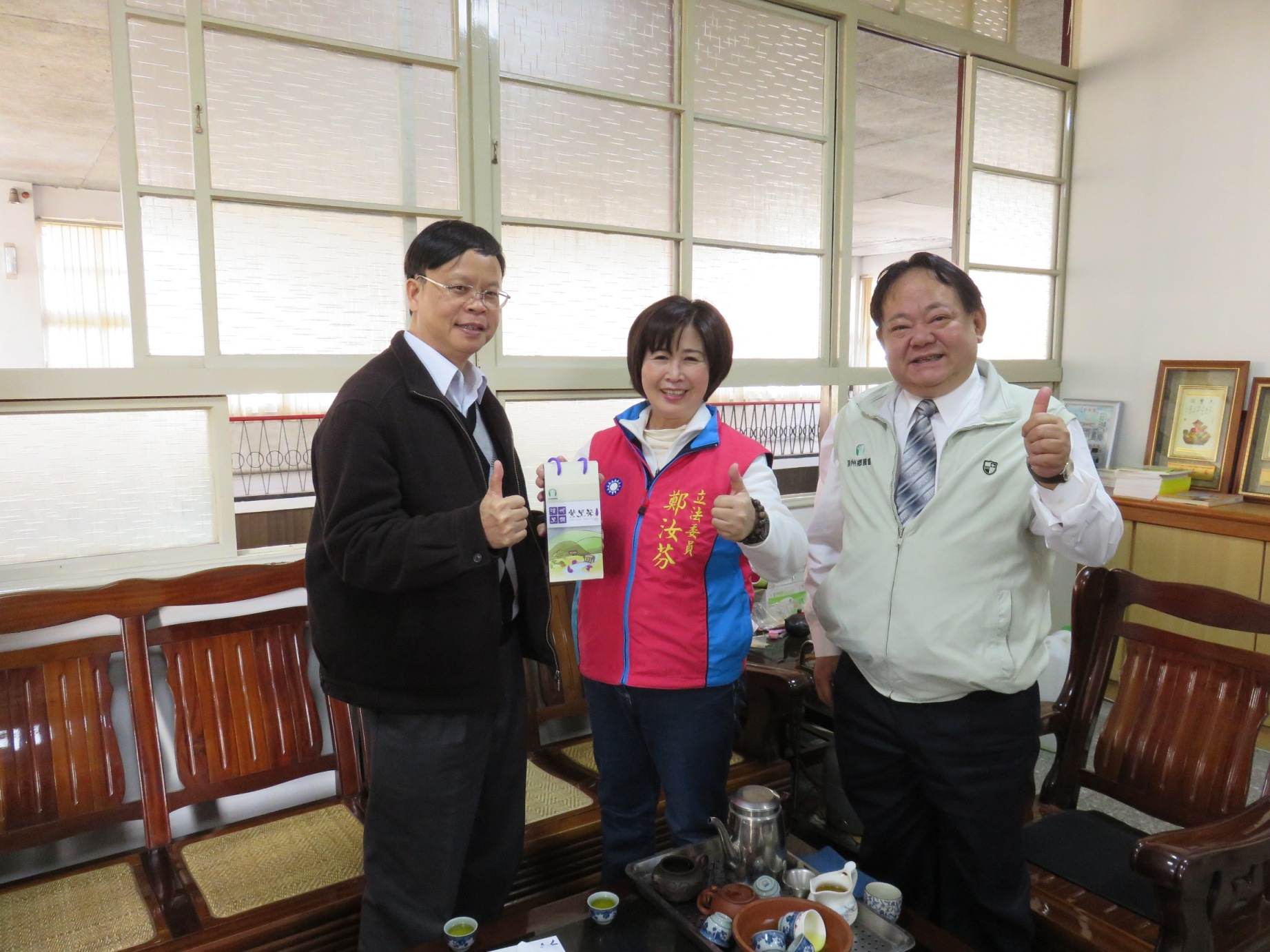 本場林學詩場長 ( 左一 ) 與立法委員鄭汝芬委員 ( 中 ) 、溪州鄉農會彭顯賦總幹事 ( 右一 ) ，讚揚溪州鄉特色農產品「溪州黑鑽 - 紫黑米」 