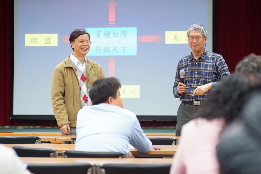 林學詩場長及朱建鏞教授與本場同仁 QA 過程互動熱絡。