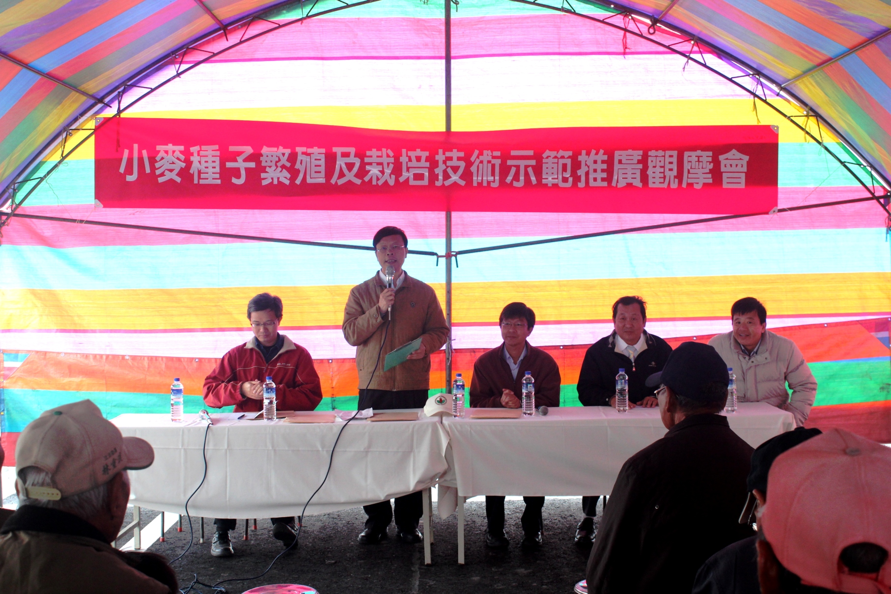 林學詩場長、農糧署中區分署林傳琦副分署長與彰化縣大城鄉農會林文郎秘書、彰化縣政府農業處蘇啟懷科長共同主持小麥種子繁殖及栽培技術示範推廣觀摩會，現場農民反應熱烈