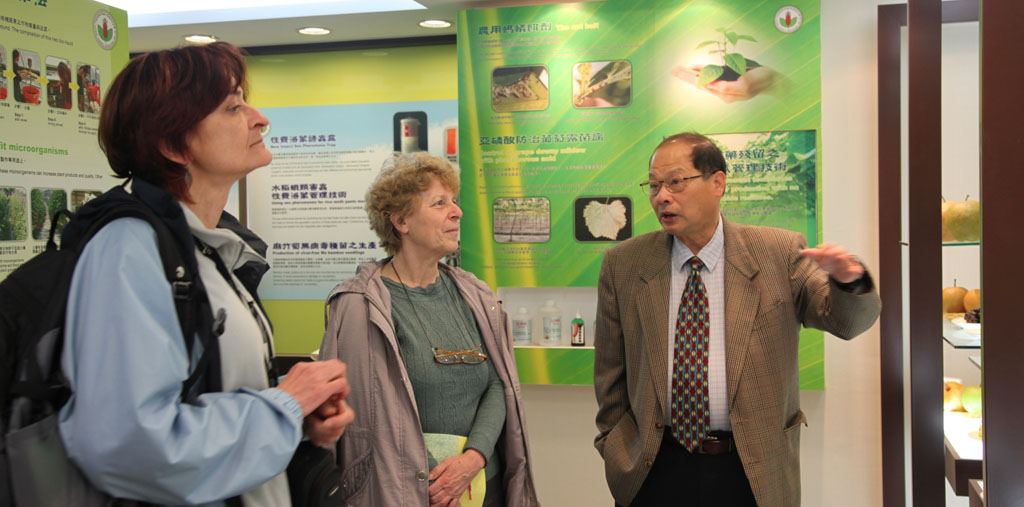 參觀本場研發成果展示館，由高副場長簡介