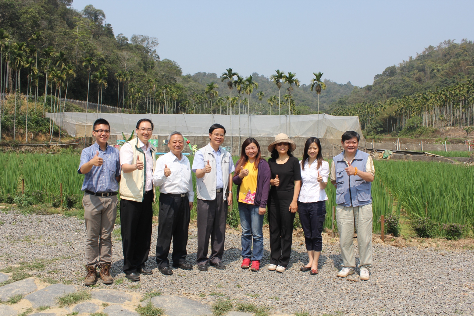 本場林學詩場長（左四）、農委會陳玲岑技正（右二）、王文哲輔導師（右一）及本場輔導同仁關心林宥岑青農茭白筍栽培狀況