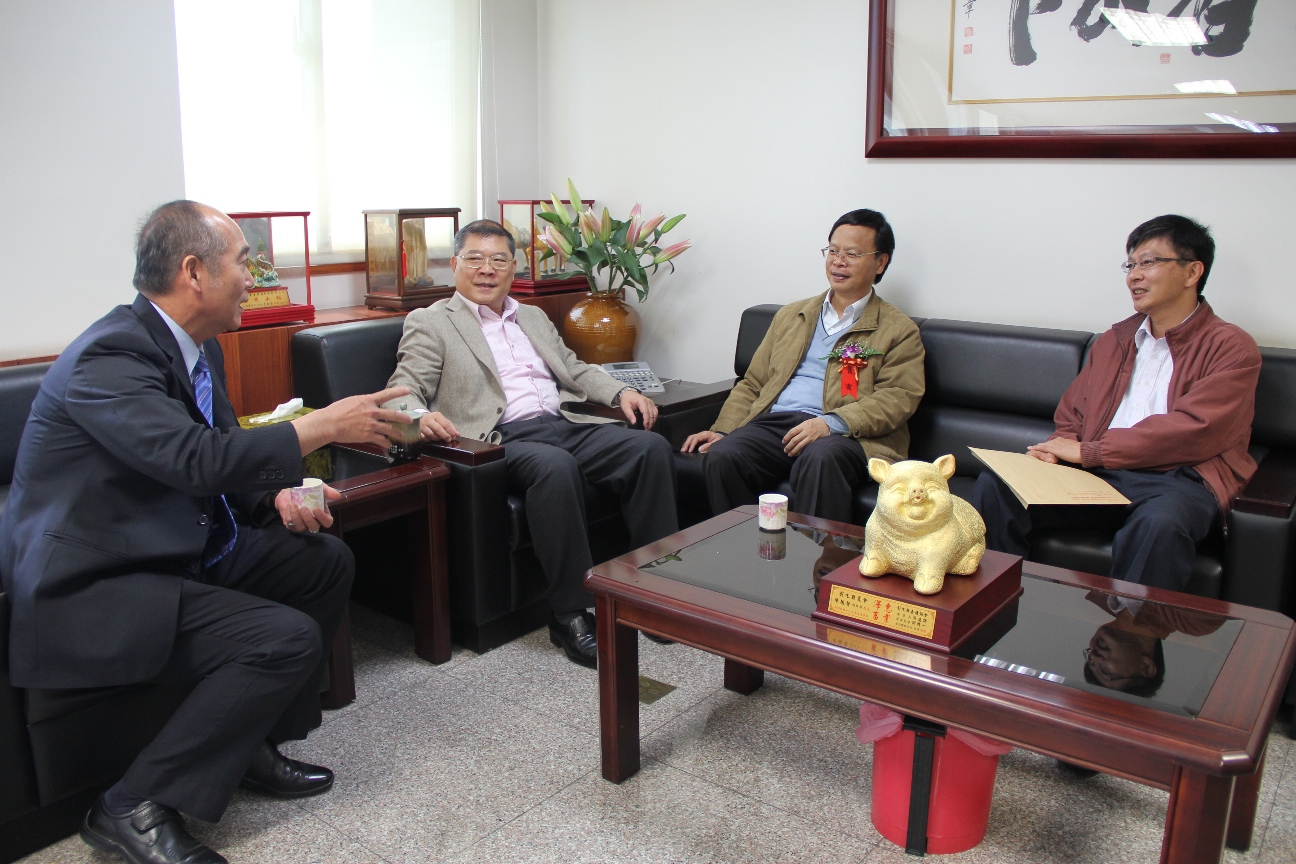 林學詩場長 ( 右 2) 與農糧署中區分署林傳琦副分署長 ( 右 1) 、彰化縣農會廖振賢總幹事 ( 左 2) 及二水鄉農會蔡文琳總幹事討論農事四健相關業務