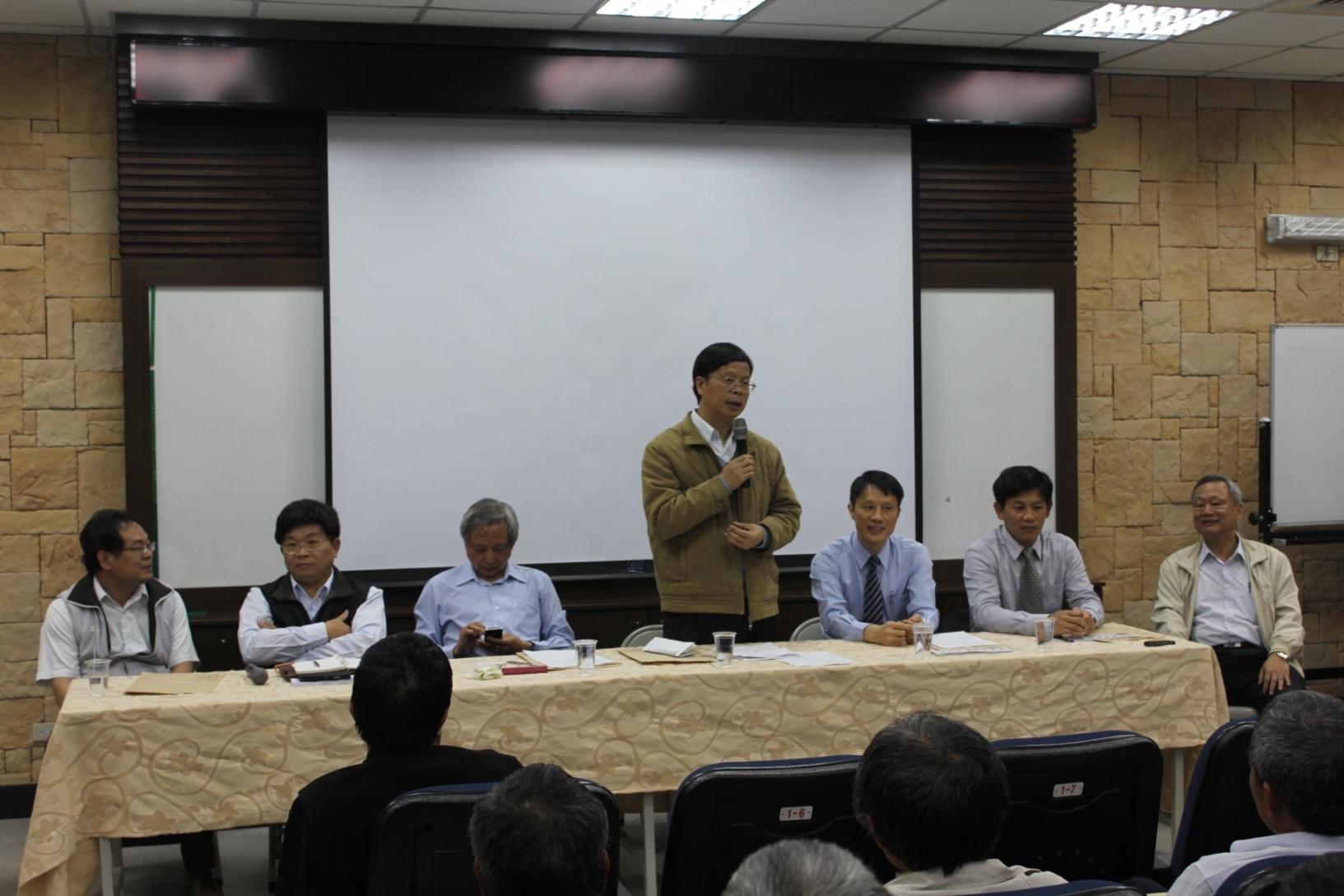 林學詩場長（右四）與石岡區農會張東海總幹事（右三）共同主持農業技術諮詢座談會 