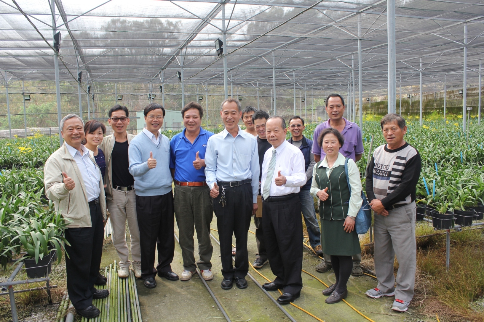 林場長與臺中地區農會賴溪松總幹事（右五）至臺中市大坑地區關心文心蘭產業發展現況，並與各產銷班班長合影