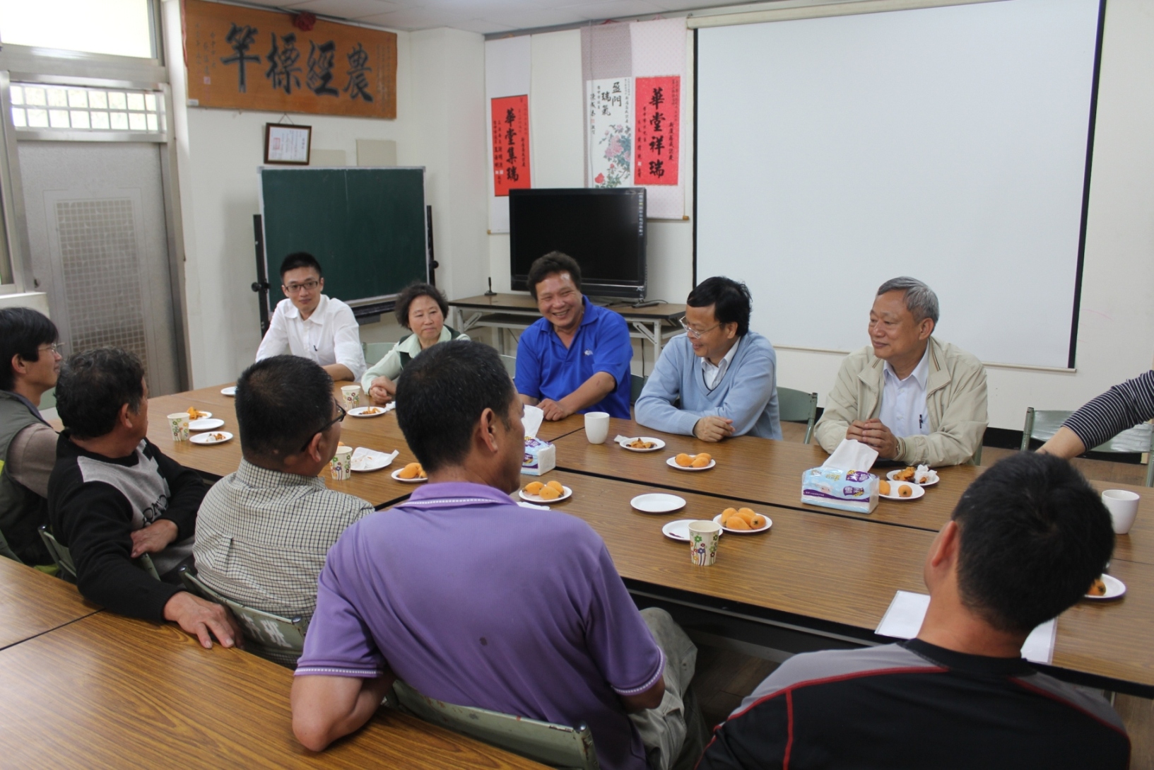 林場長與 中華文心蘭產銷發展協會 黃詩雄理事長（右三）及多位文心蘭產銷班員進行座談，探討未來試驗合作方向 