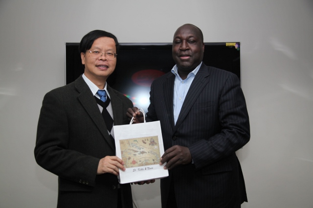 林場長學詩與狄亞佩主席互贈紀念品 