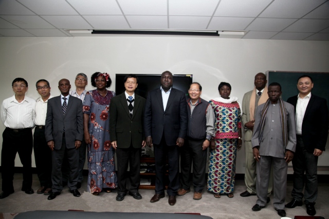 臺中區農業改良場林學詩場長於 104 年 3 月 26 日接待布吉納法索「進步暨改變聯盟黨」（ UPC ）狄亞佩主席一行 7 人參訪本場 