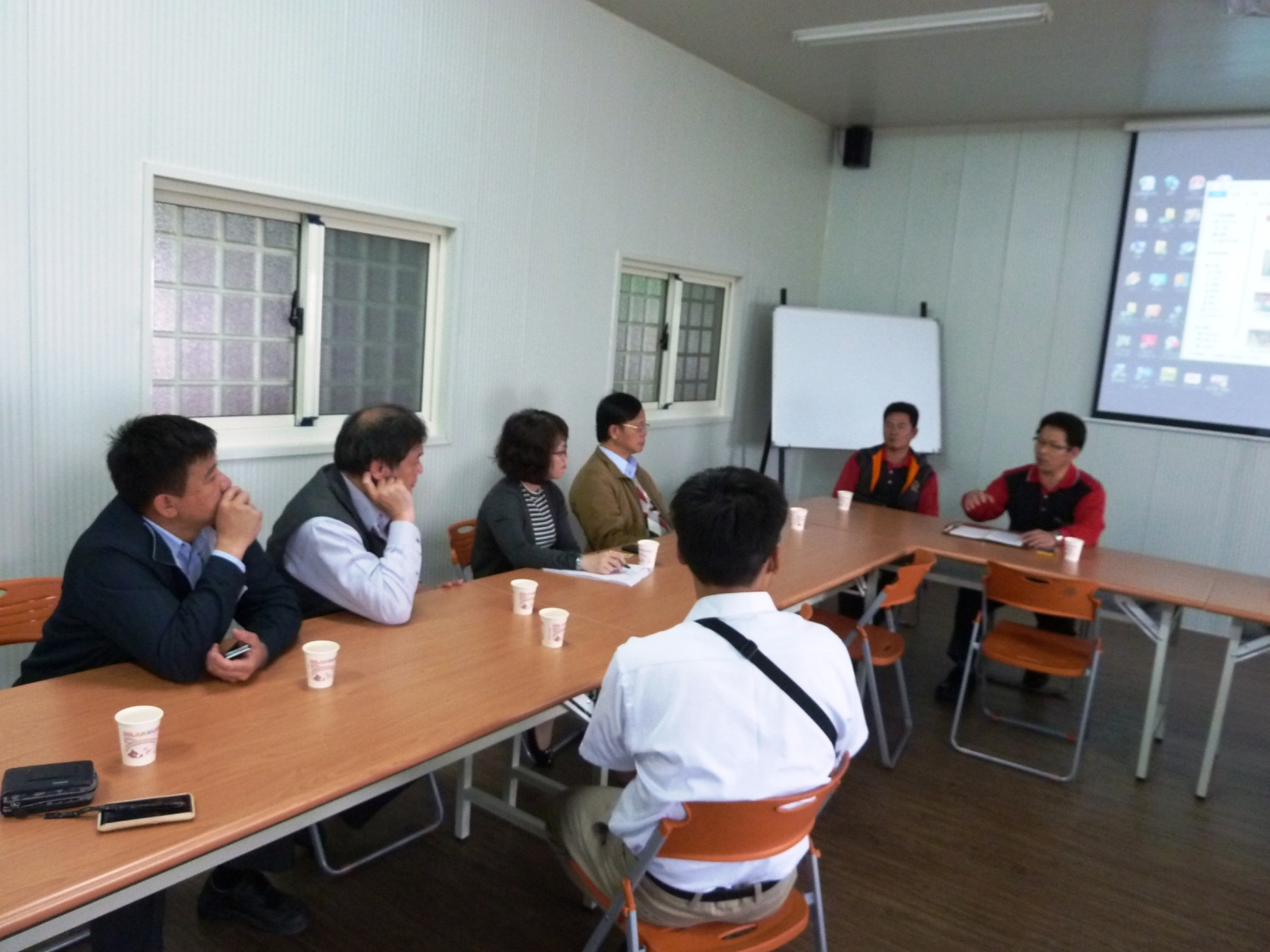 慶全地瓜生產合作社黃榮清理事主席、科技處李紅曦副處長、陳瑞榮科長、本場林學詩場長及相關研究同仁就甘藷產業及採後處理等進行座談