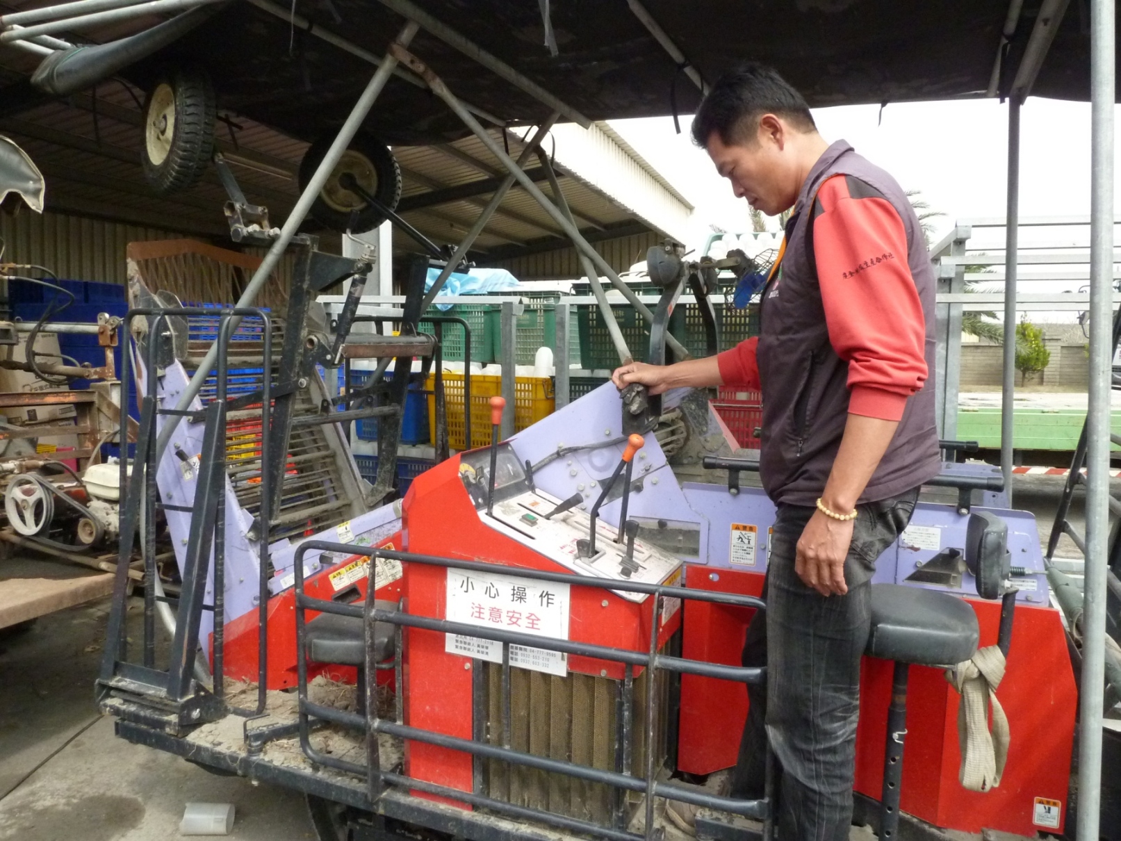 小型甘藷收穫機操作示範，該機械為目前臺灣唯一不傷害甘藷表皮的收穫機