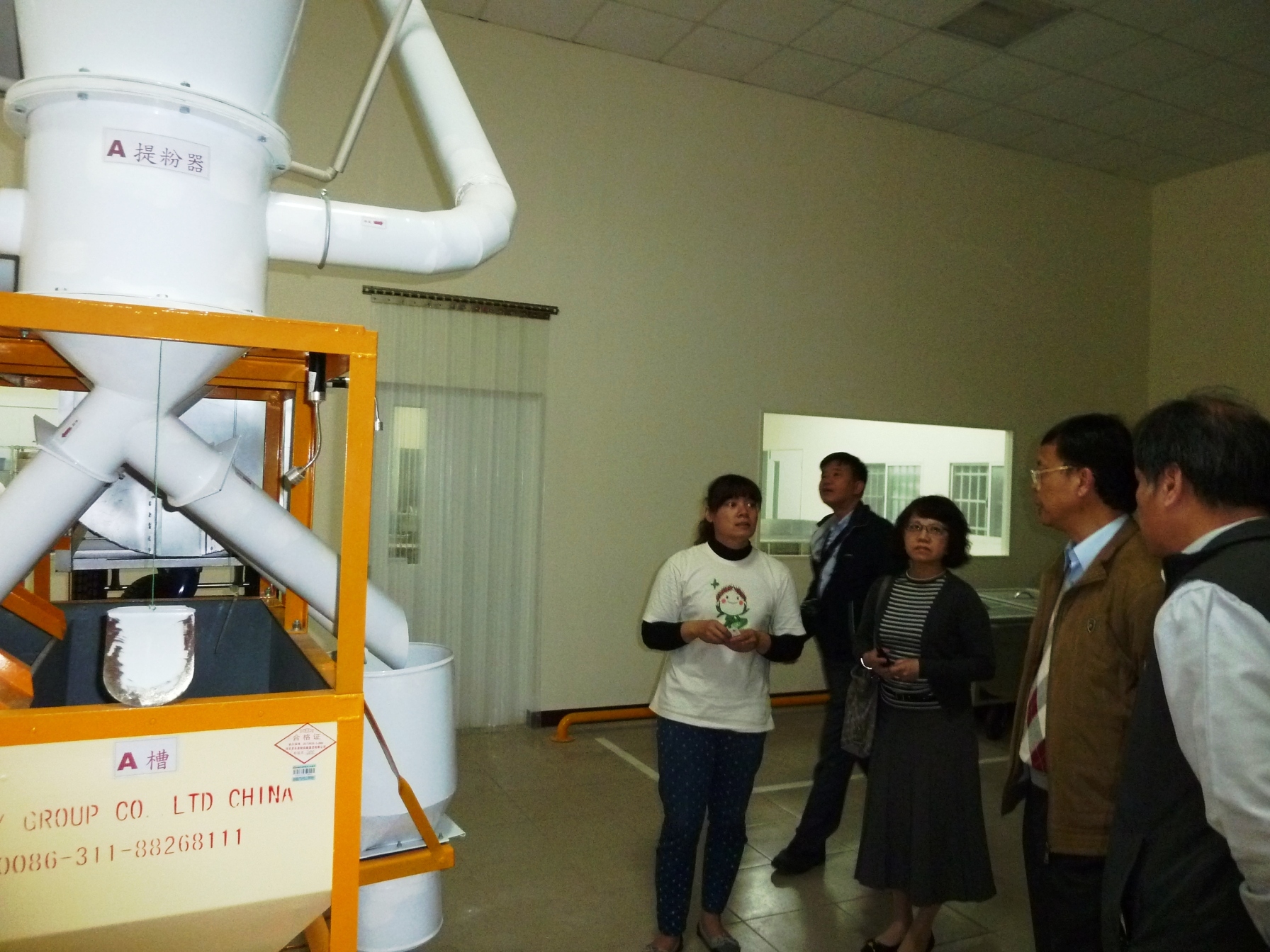 喜願麵包工坊介紹小型小麥製粉器，該機器只針對國產有機小麥進行製粉作業，主要生產國產有機小麥麵粉 