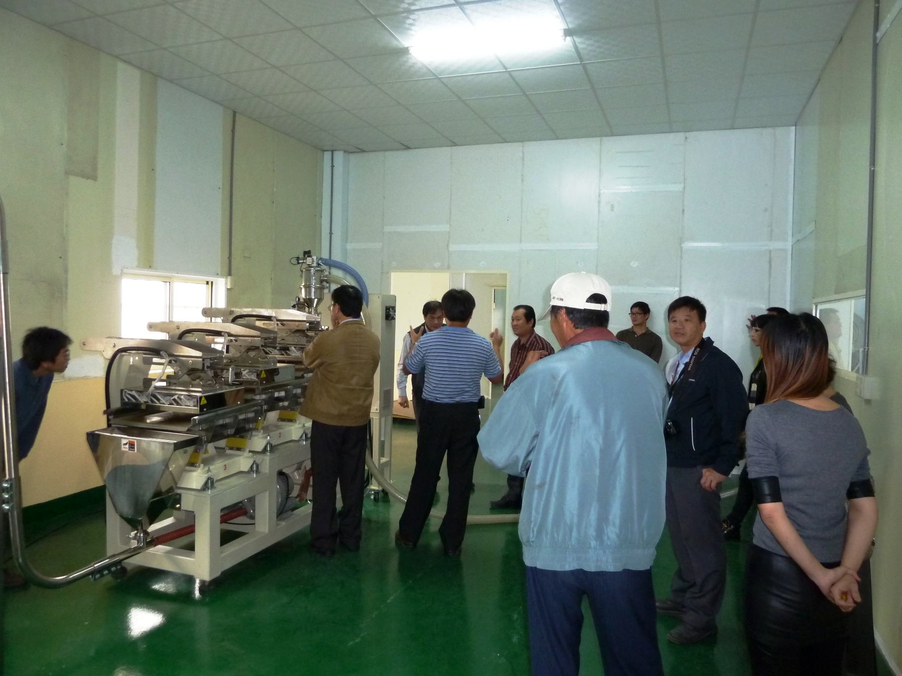 韃靼蕎麥膨發設備，為利用紅外光加熱及震盪系統等原理，將蕎麥種仁均勻加熱膨發等加工處理後可直接食用