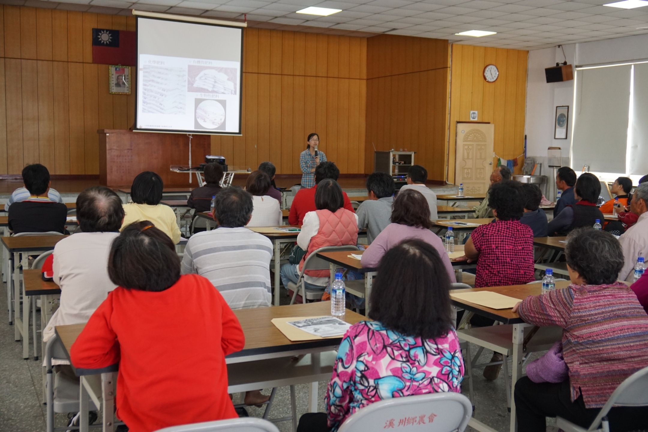 詳細分析肥料與施用方法，農友專注聆聽 