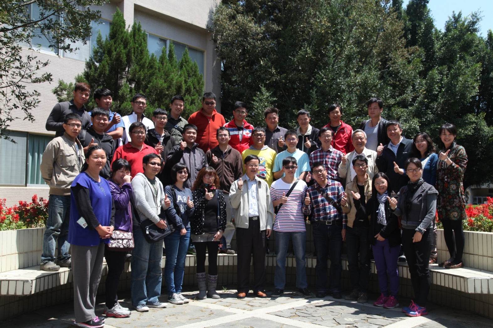 林學詩場長(中)與園藝入門班學員合影