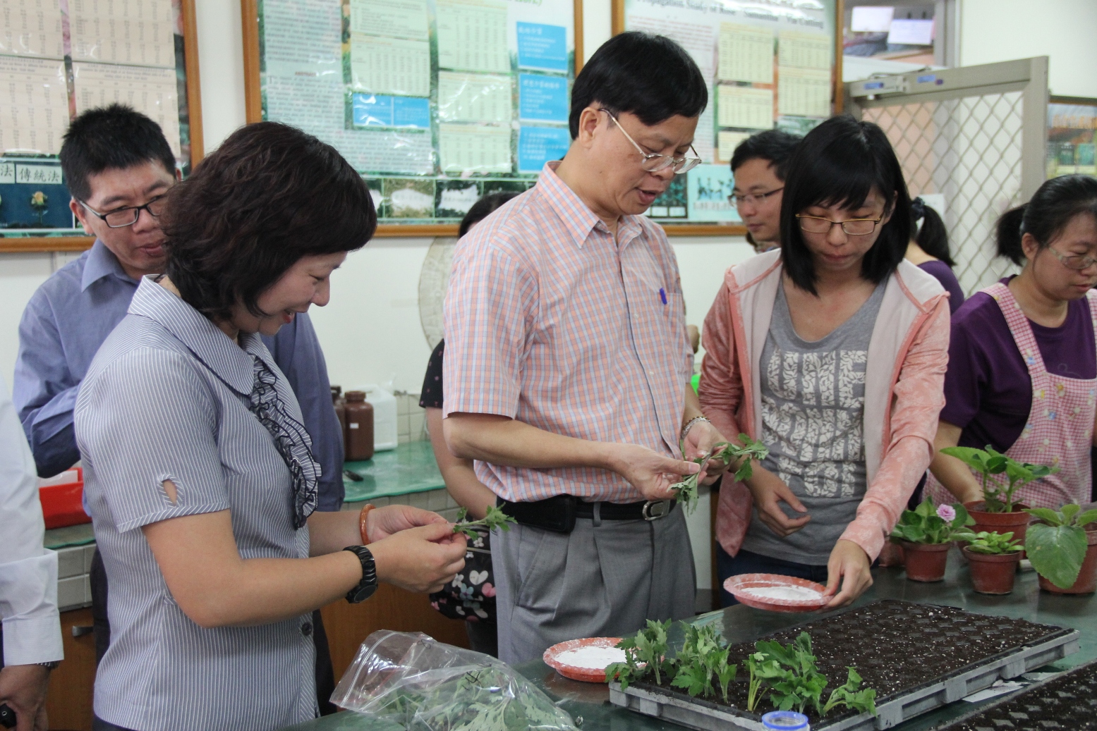 林學詩場長 ( 中 ) 與花壇鄉農會顧碧琪總幹事 ( 左 1) 關心學員上課與實習情形 