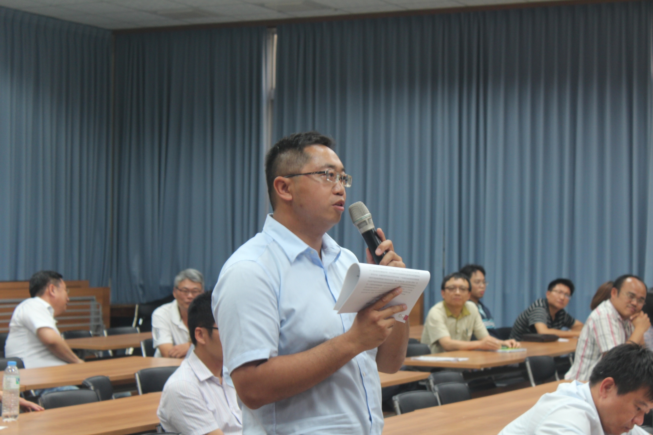 曾德賜教授與本場同仁討論熱絡，頗感欲罷不能