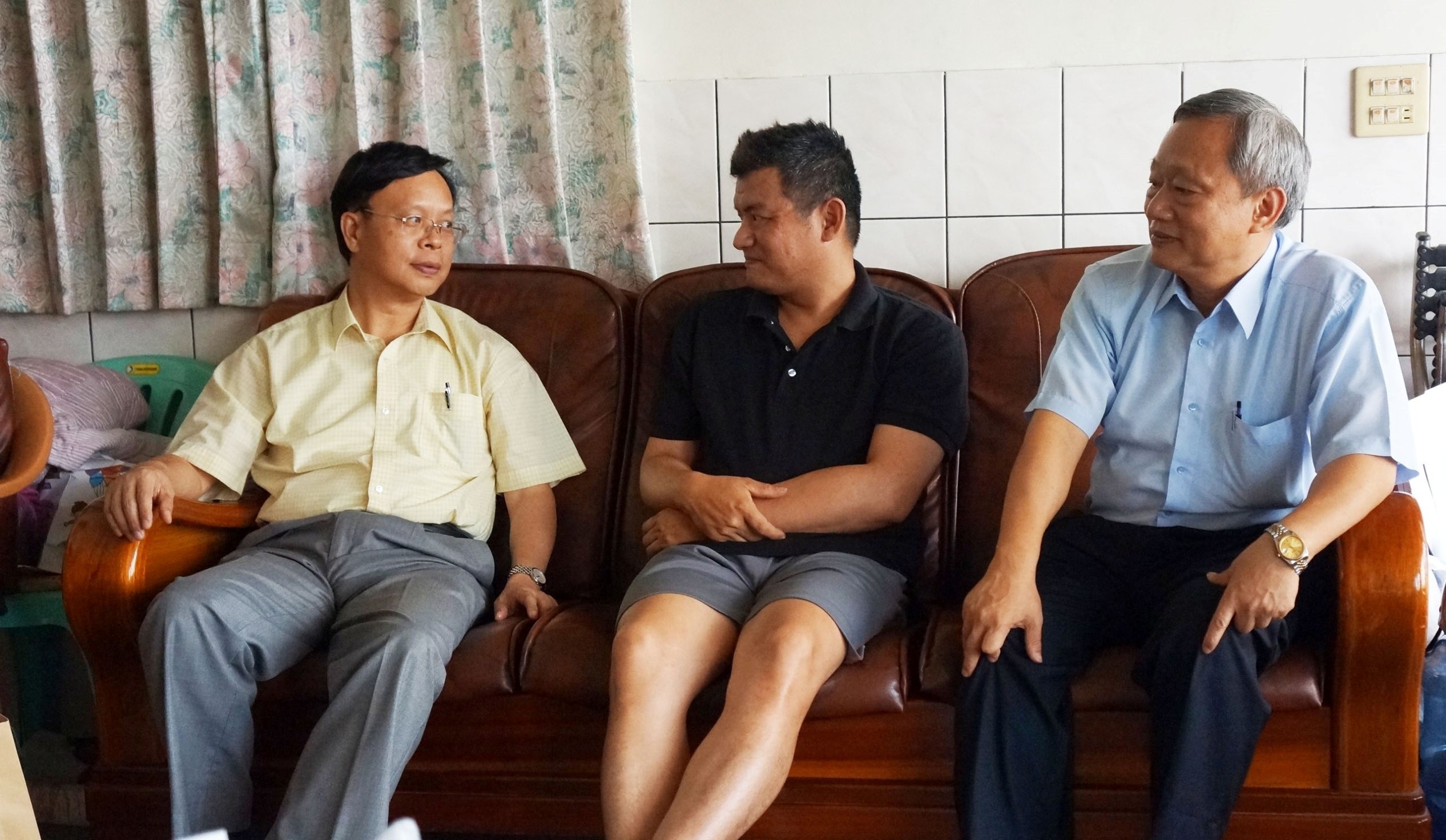 林場長關心青年農民葡萄栽培情形及行銷現況