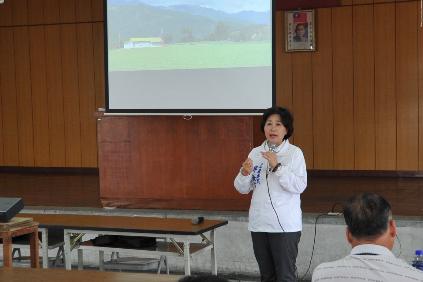 立法委員鄭汝芬委員蒞臨現場關心農民水稻栽培情形，並予以鼓勵