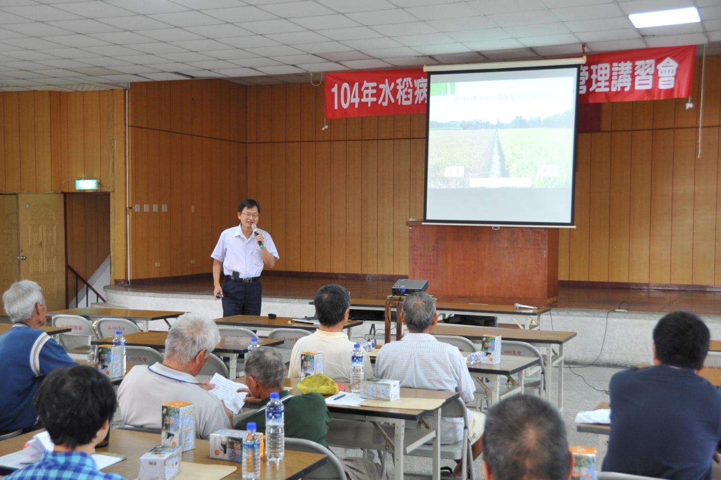 廖副研究員君達由栽培環境的調整及防治適期來說明水稻稻熱病的管理技術