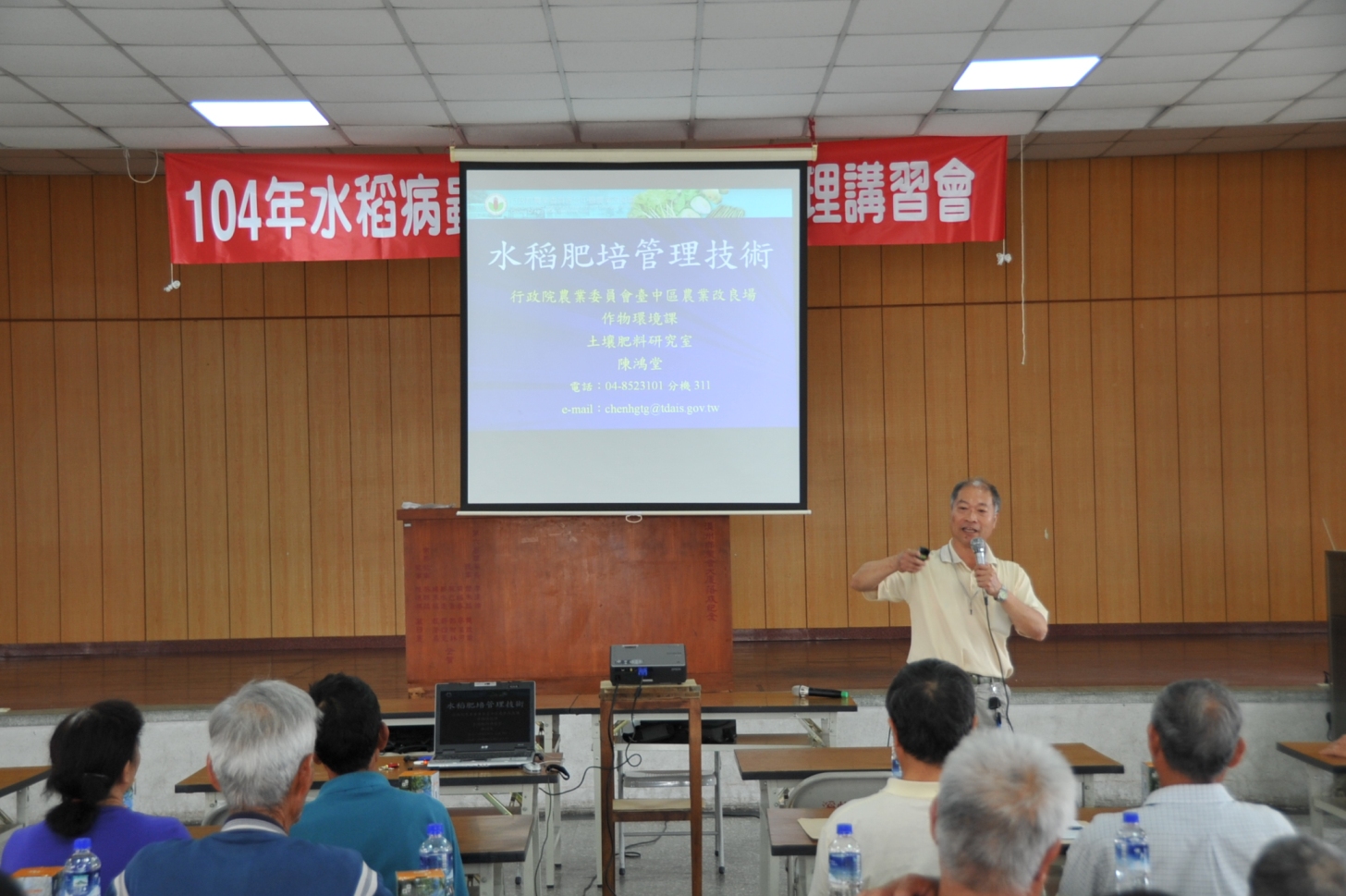 陳助理研究員鴻堂由溪州鄉土壤特性來說明如何調整水稻的施肥技術