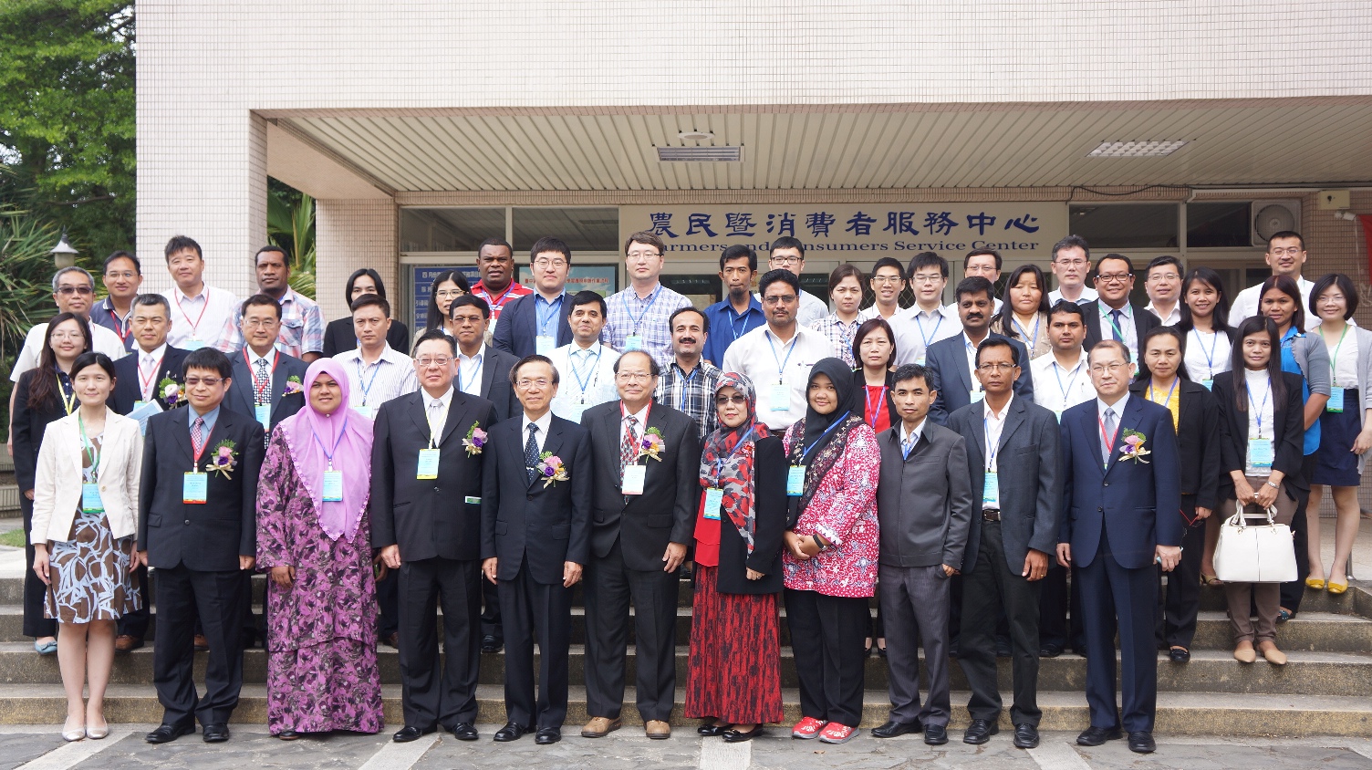 農委會 陳文德 副主委、亞太糧肥技術中心黃有才主任、本場高德錚副場長與訓練班學員合影