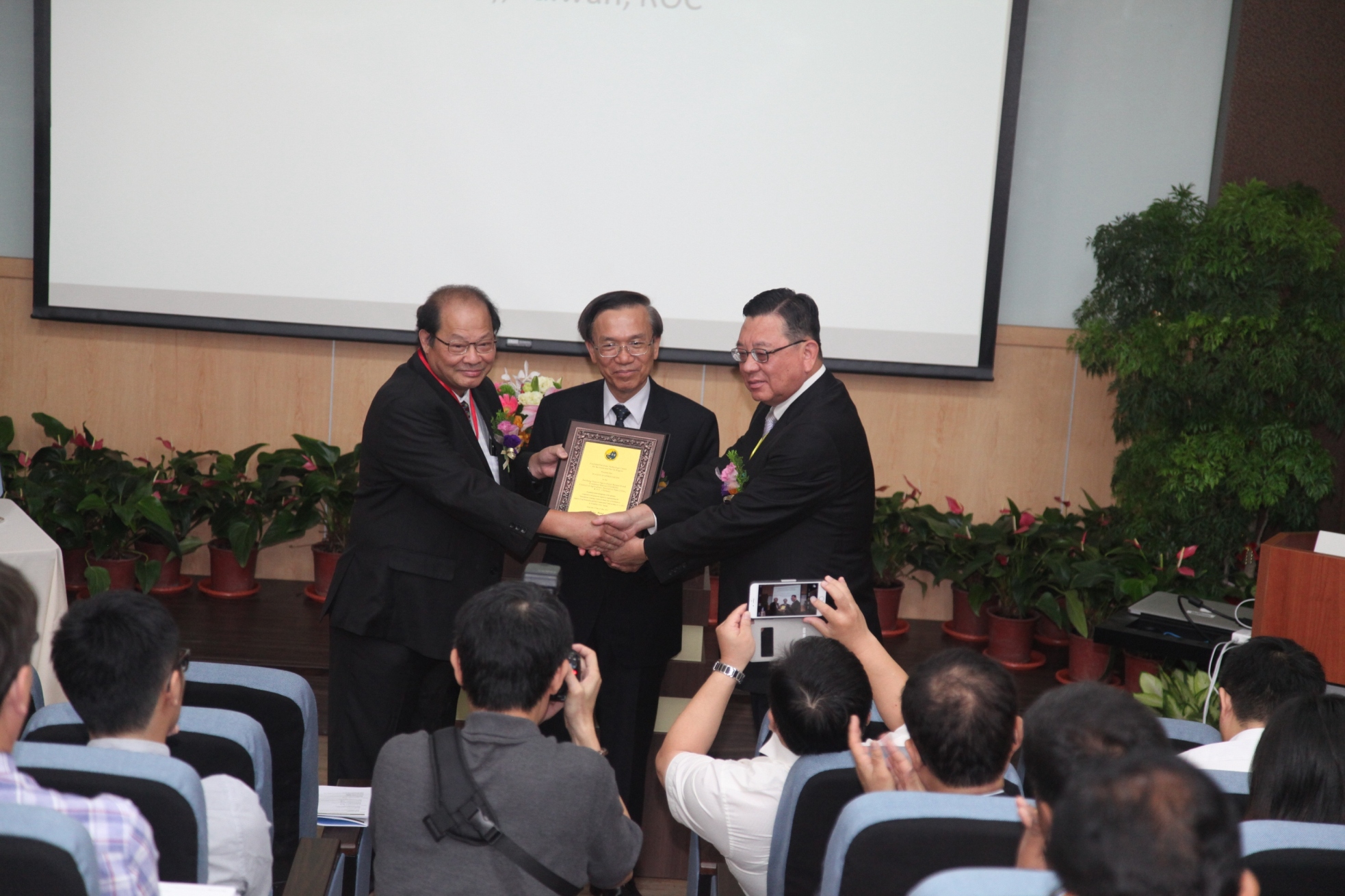 行政院農委會副主委陳文德 ( 中 ) 應邀開幕致詞 