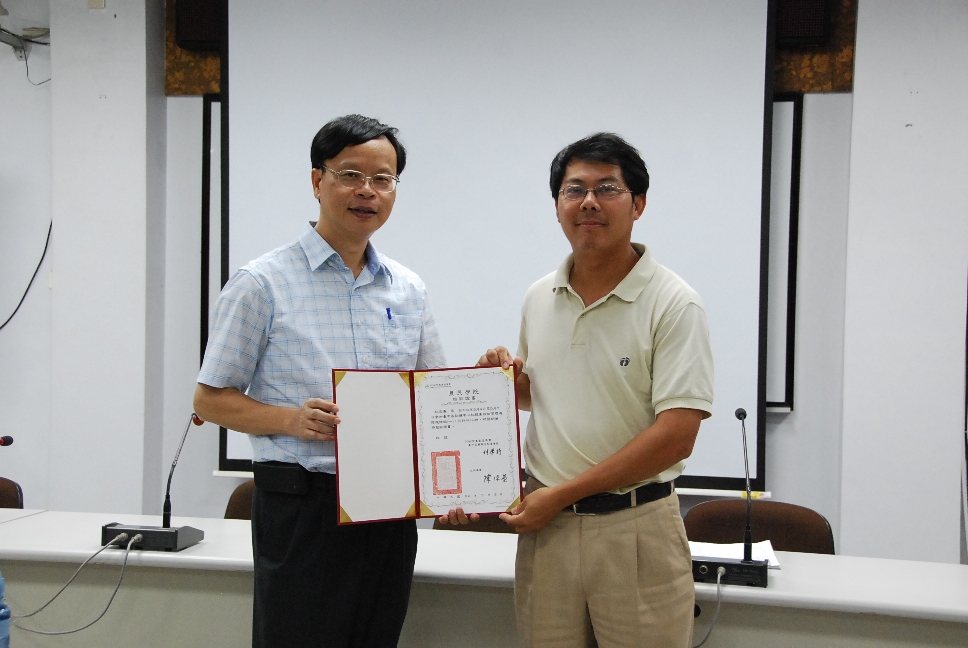 104 年 5 月 8 日紅龍果栽培管理班由林學詩場長頒發結業證書