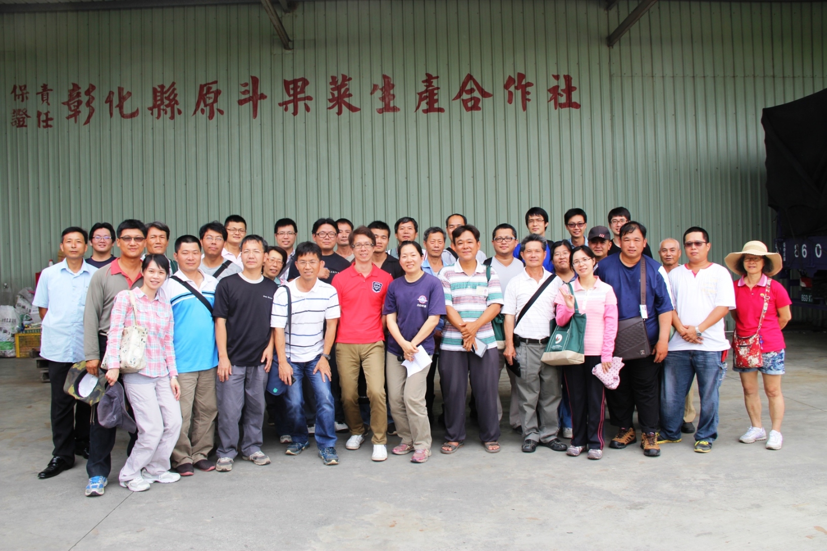 學員參訪原斗果菜生產合作社由許惠萍理事主席介紹紅龍果分級運銷作業 