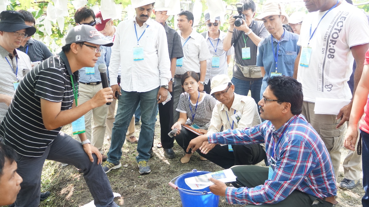 曾宥綋助理研究員說明土壤採樣流程