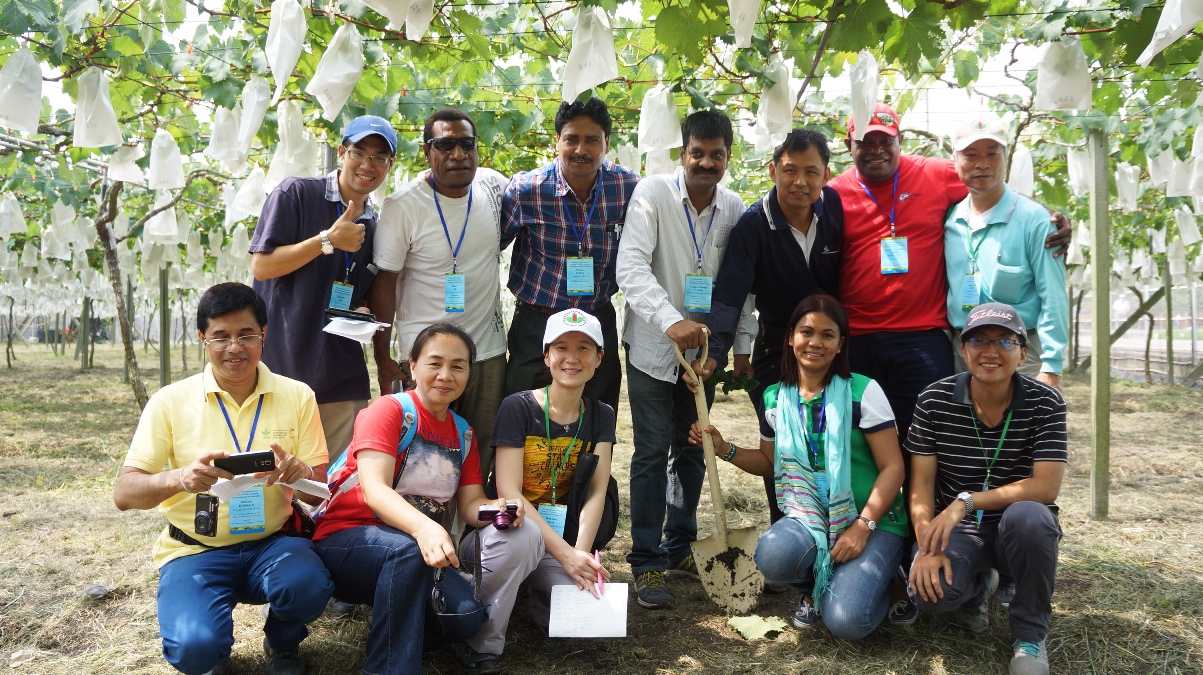 學員在葡萄園的學習之旅 