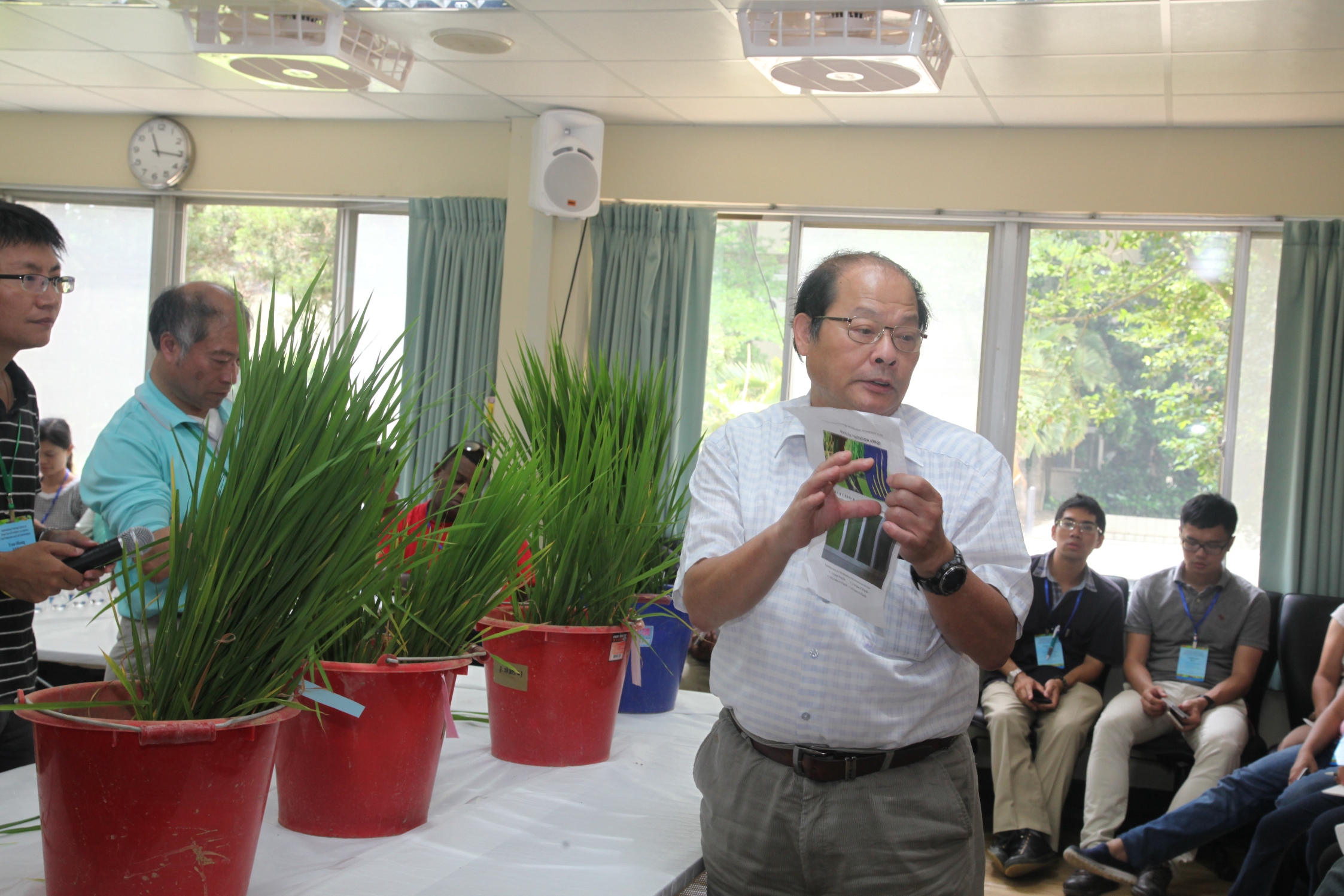 高德錚副場長以水稻葉色板說明適當的施肥時機